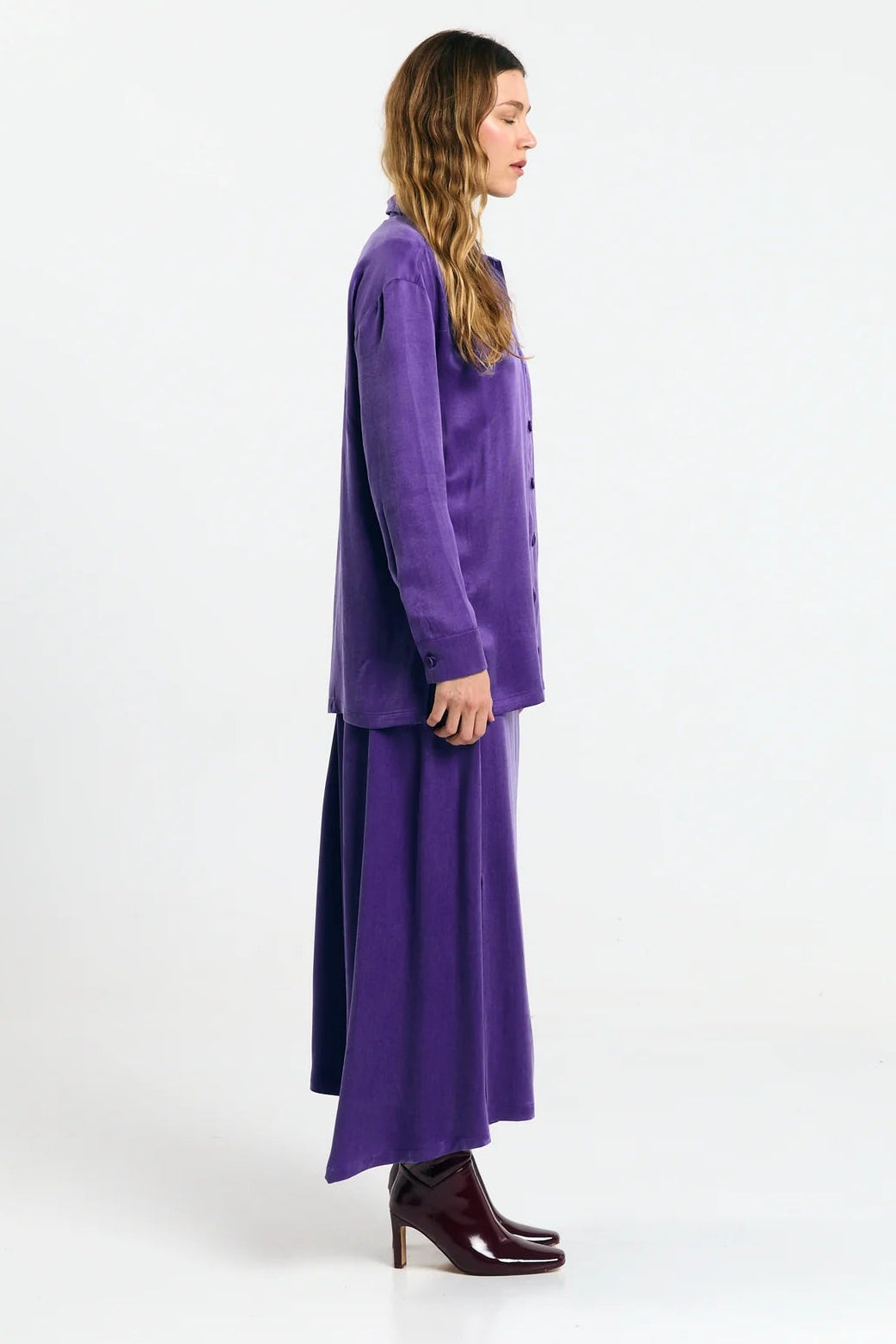 Royal blue Lousa shirt by SUITE13LAB, featuring a classic fit with button-down collar and long sleeves, displayed on a mannequin.