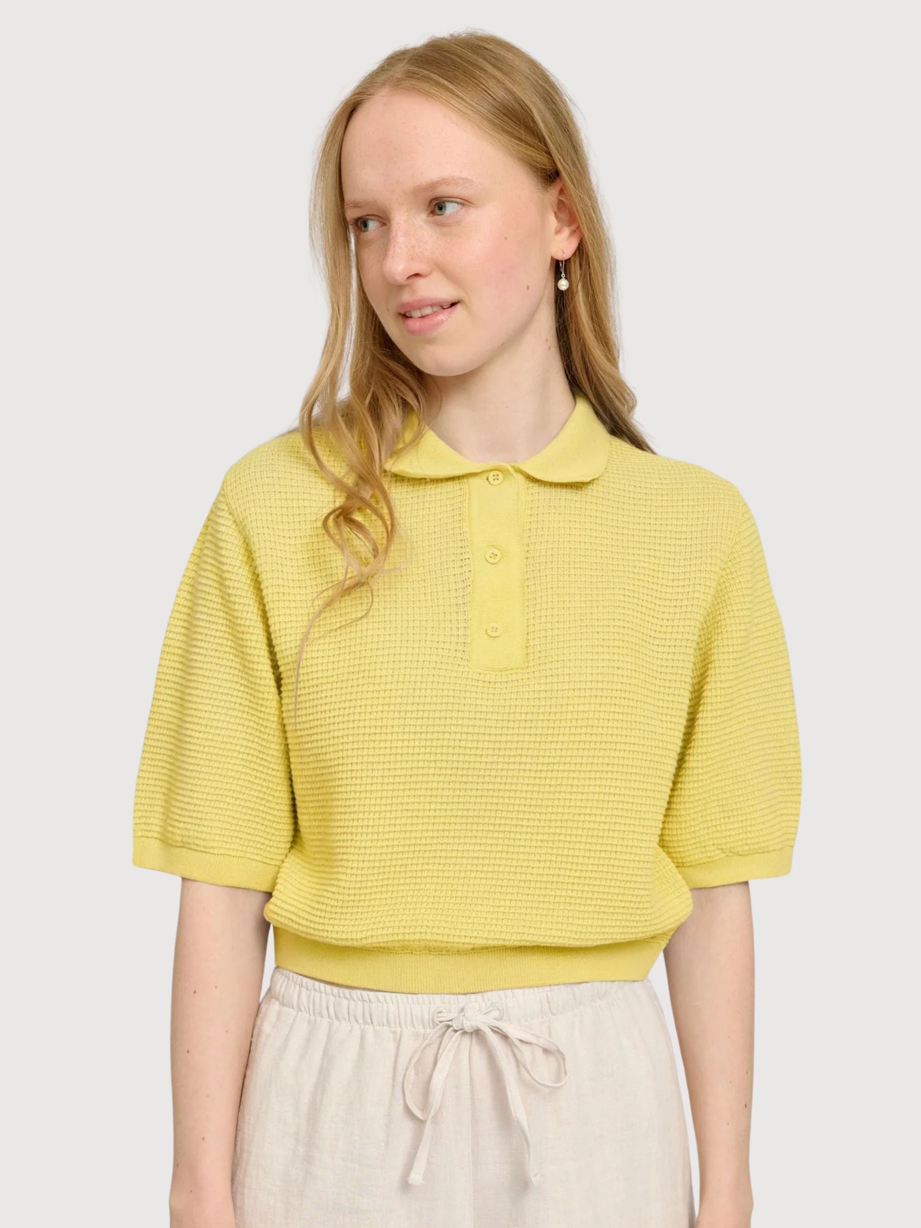 Polo da donna in maglia di cotone giallo pastello | Mazine