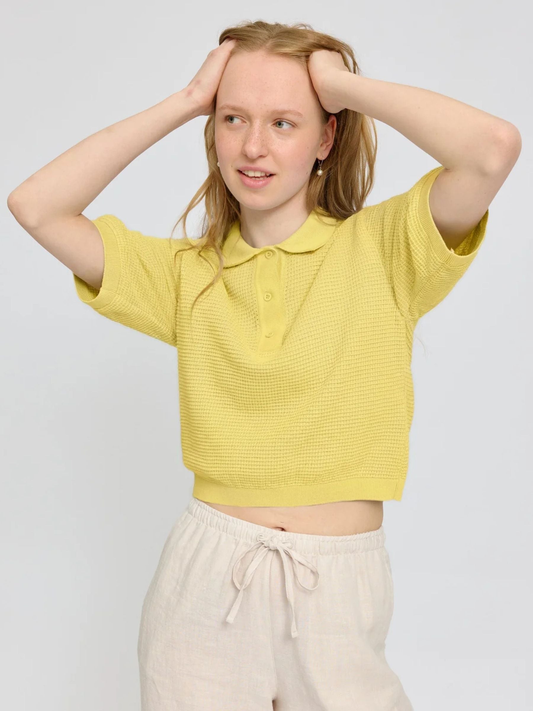Polo da donna in maglia di cotone giallo pastello | Mazine