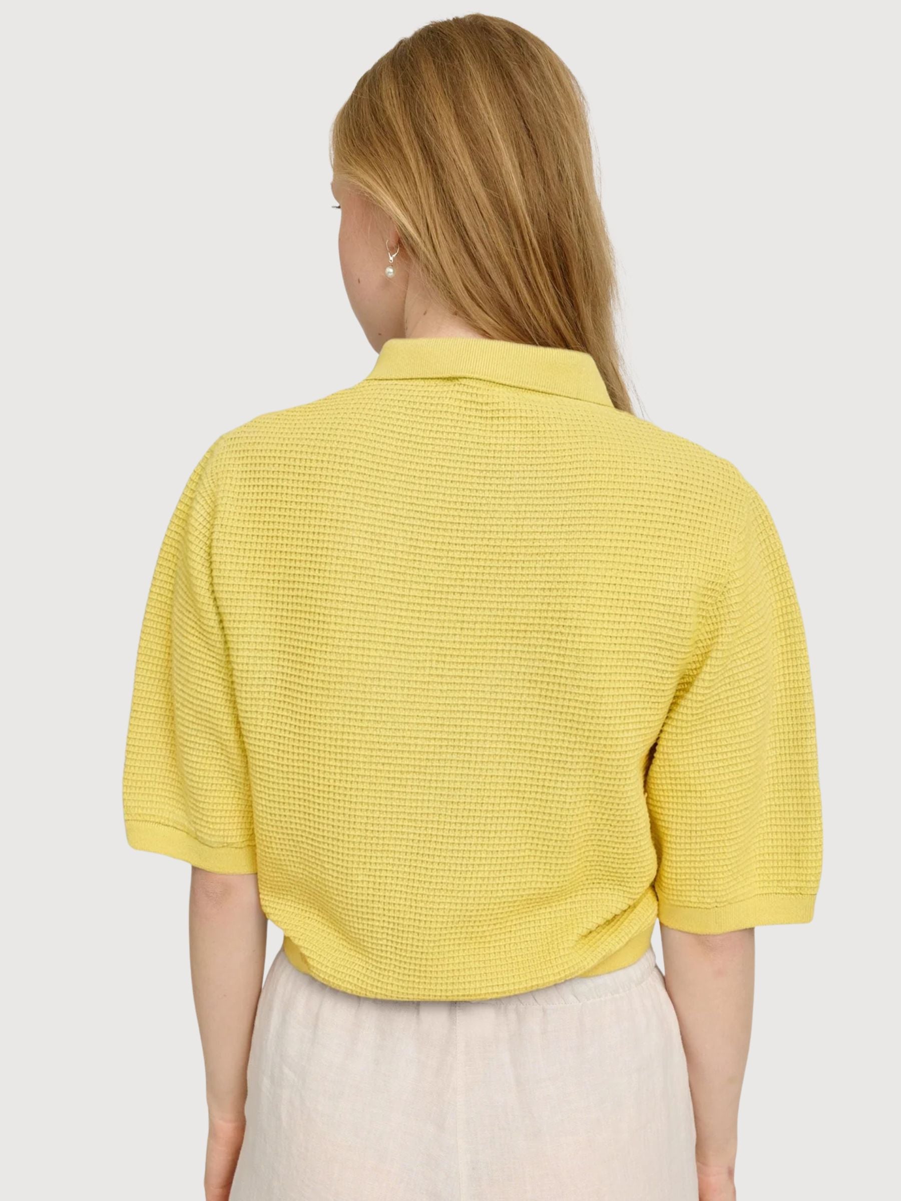 Polo da donna in maglia di cotone giallo pastello | Mazine