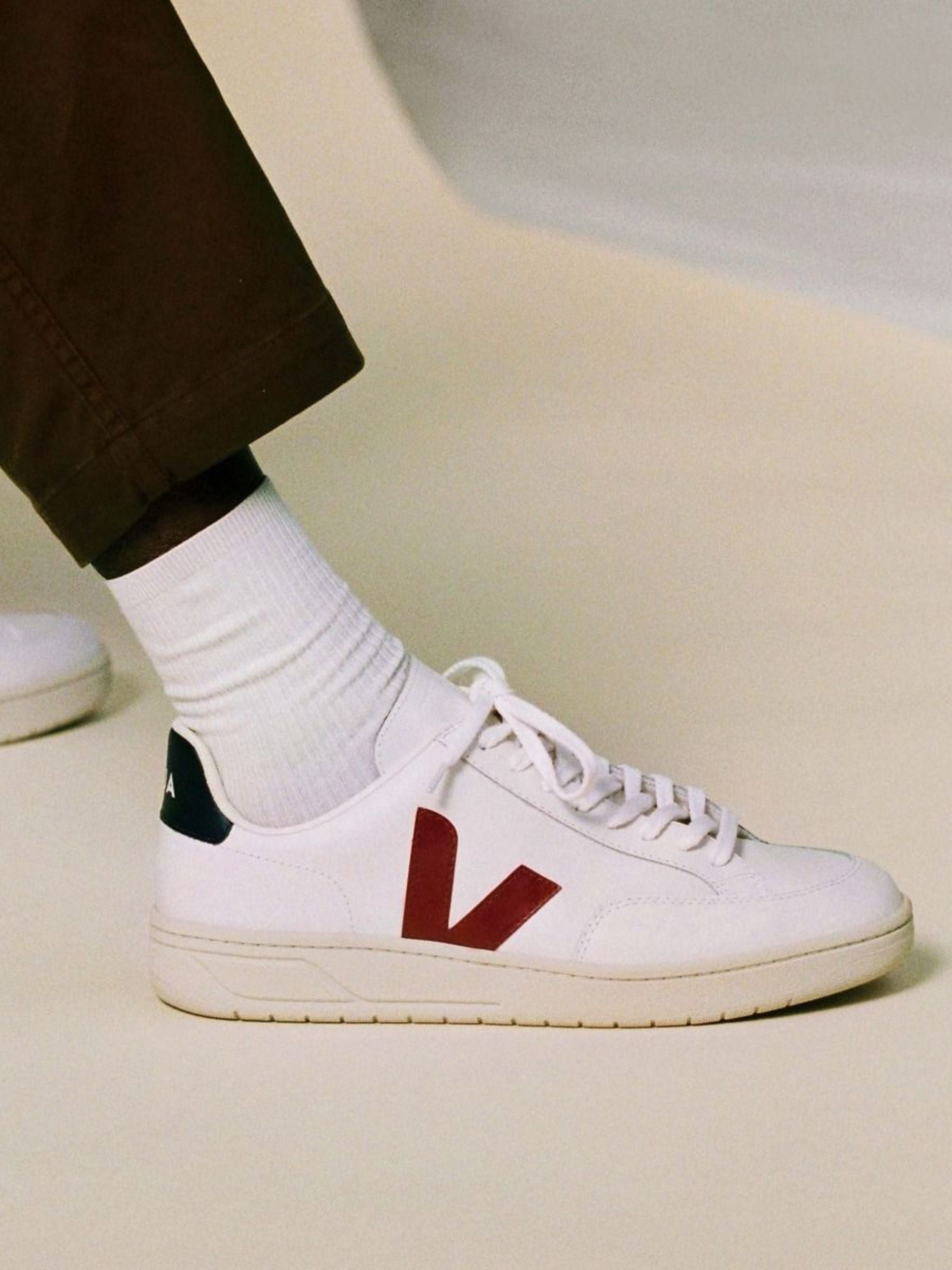 Sneaker V-12 in pelle extra bianca-marsala-nautico in pelle sostenibile | Veja