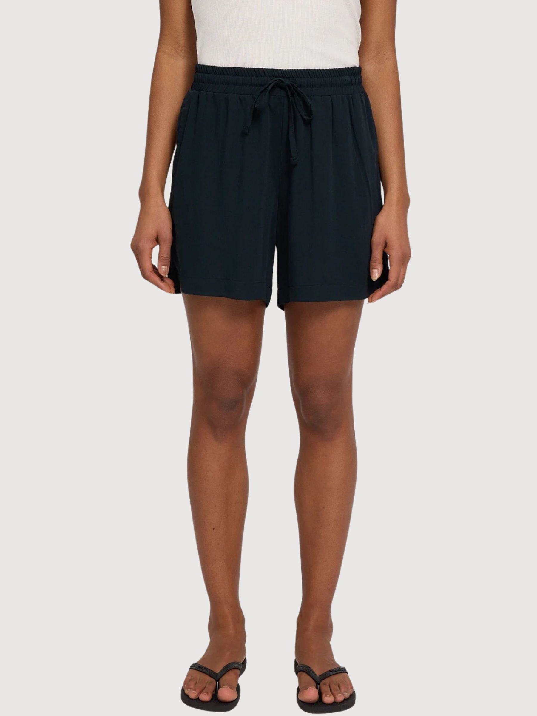 Pantaloncini da donna in viscosa con coulisse, neri | Mazine
