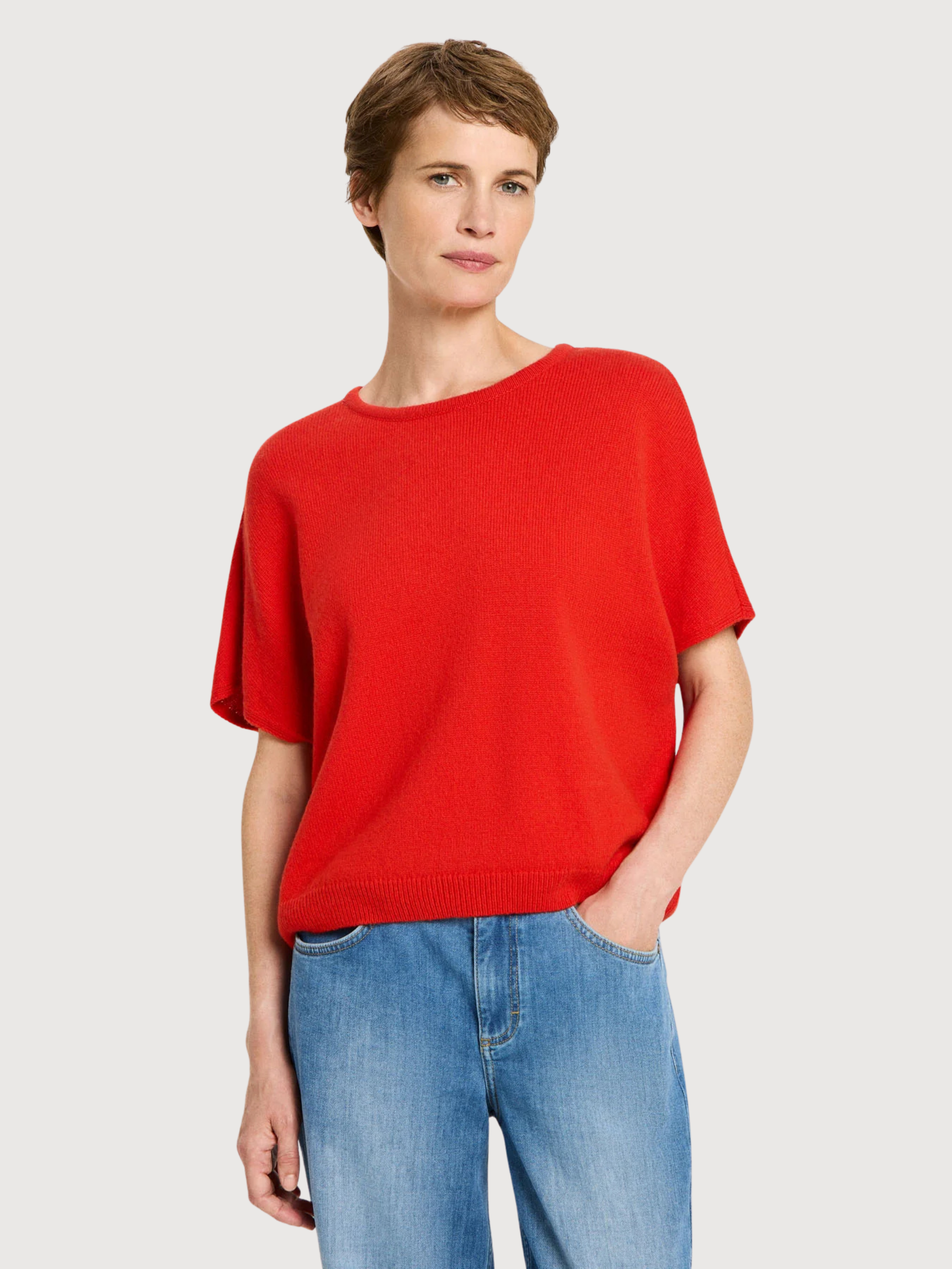 Weste unter roter Frau | LANIUS