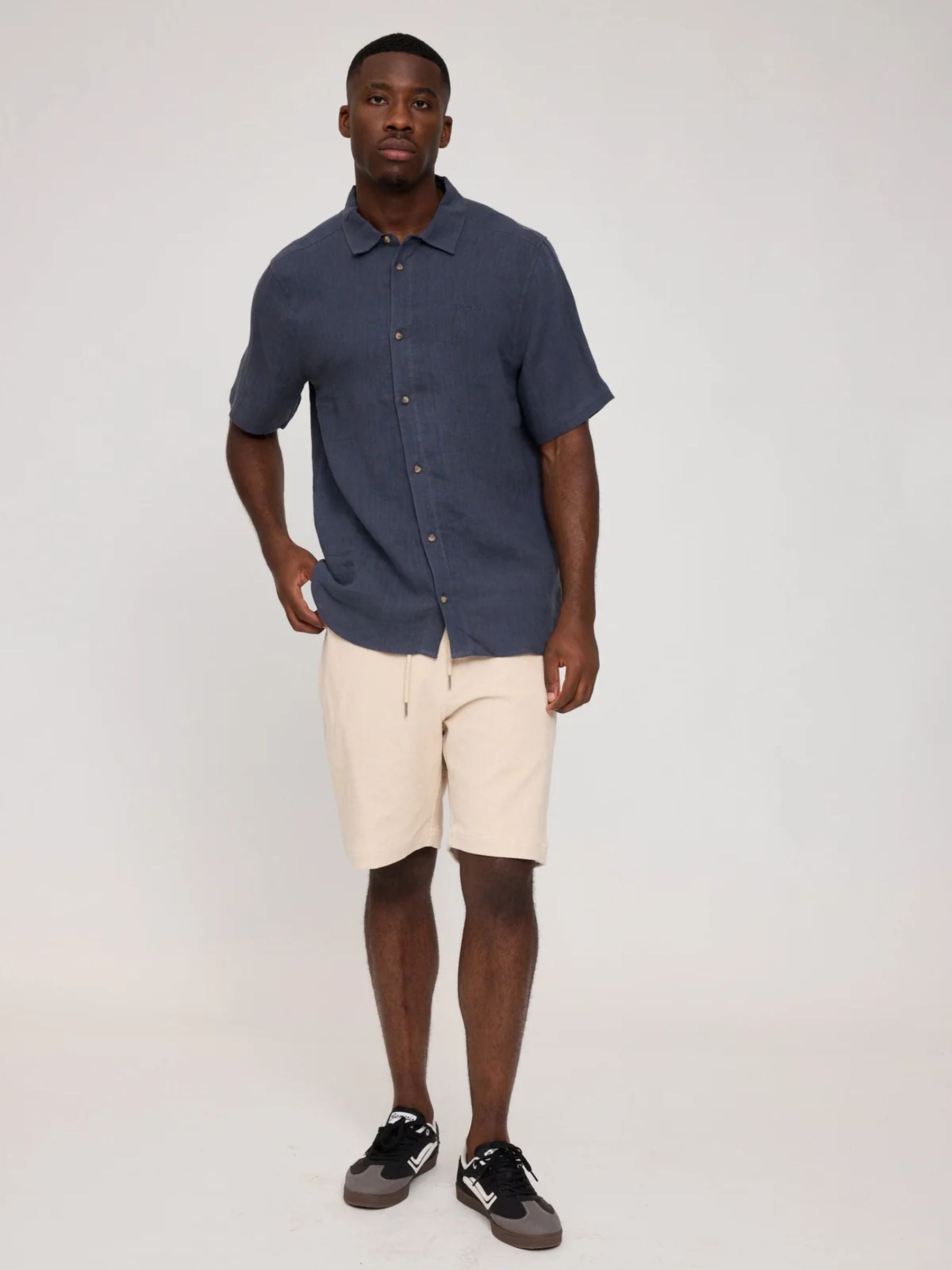 Camicia da uomo a maniche corte in lino blu inchiostro | Mazine