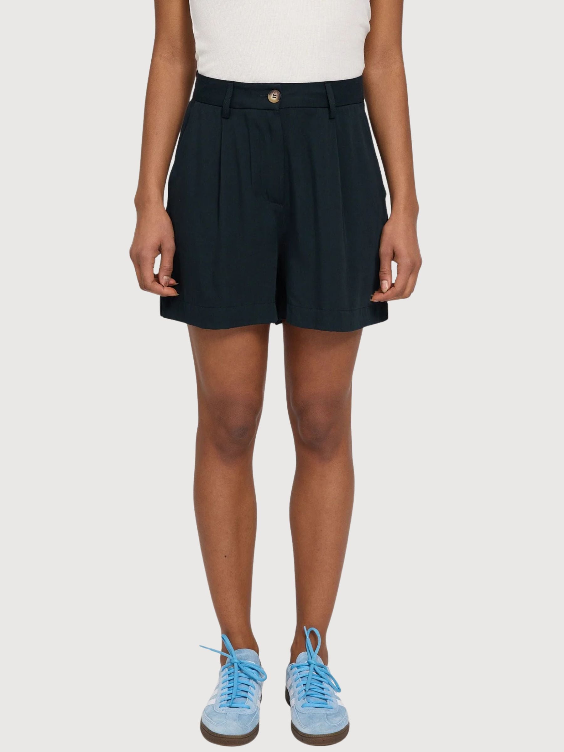 Pantaloncini plissettati in viscosa da donna neri | Rivista