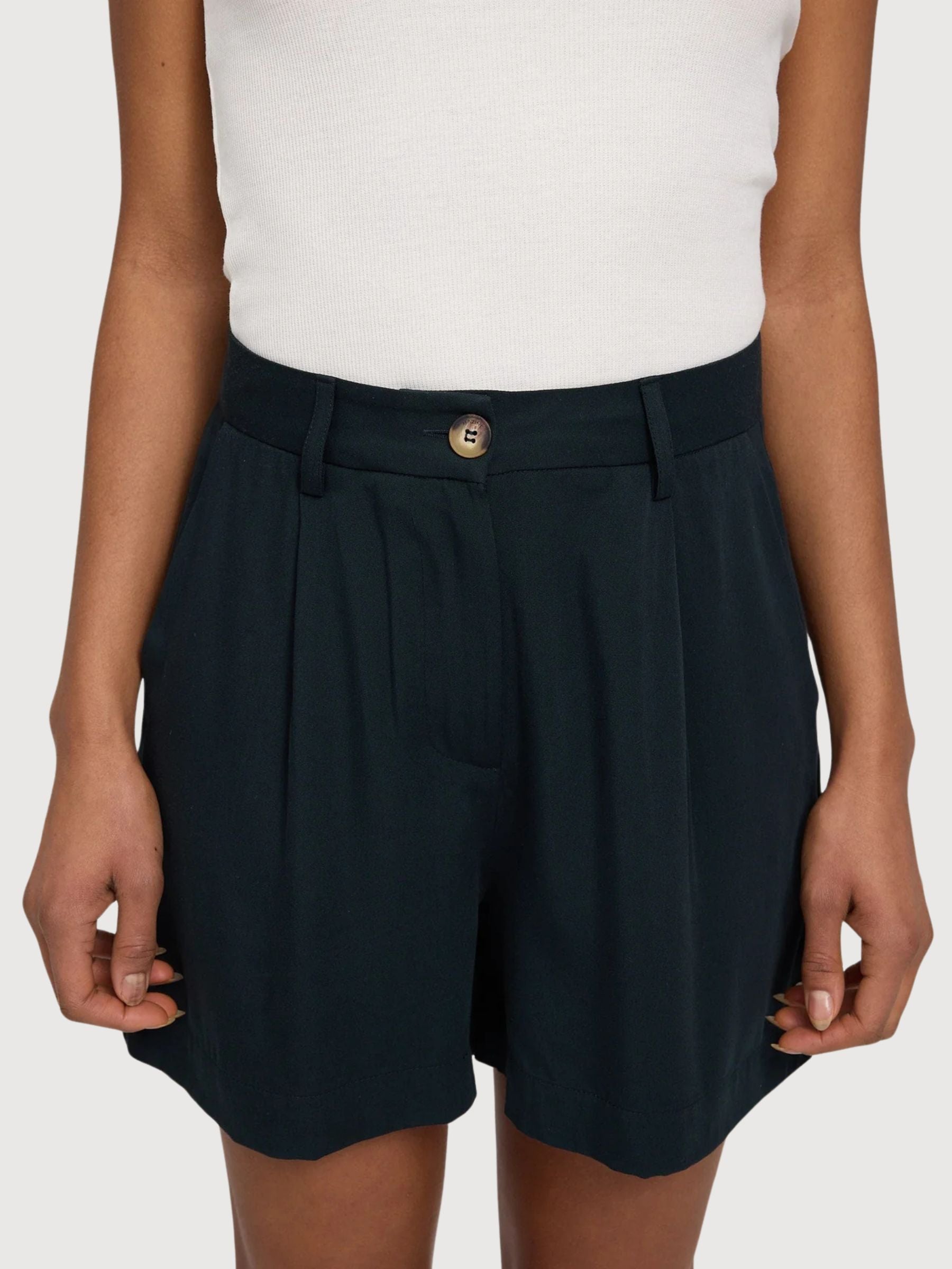 Pantaloncini plissettati in viscosa da donna neri | Rivista