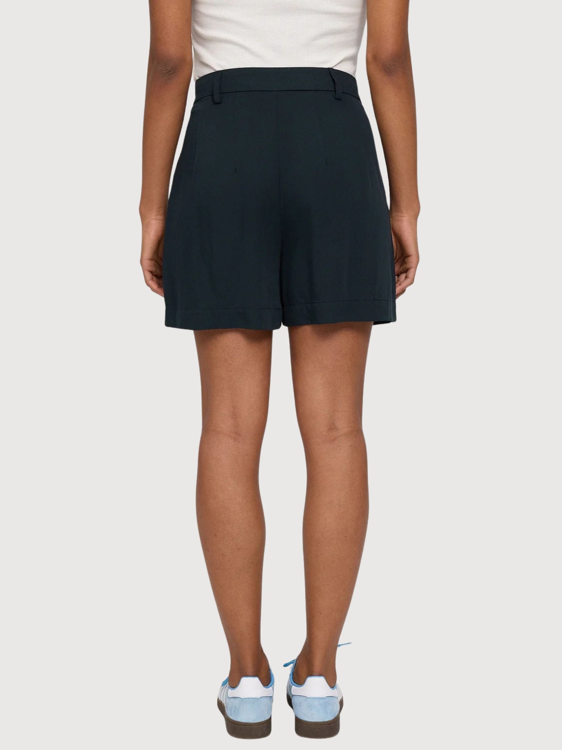 Pantaloncini plissettati in viscosa da donna neri | Rivista