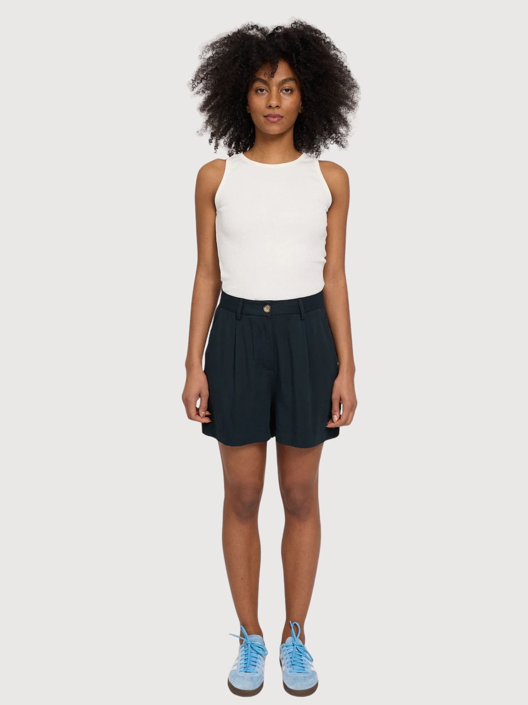 Pantaloncini plissettati in viscosa da donna neri | Rivista