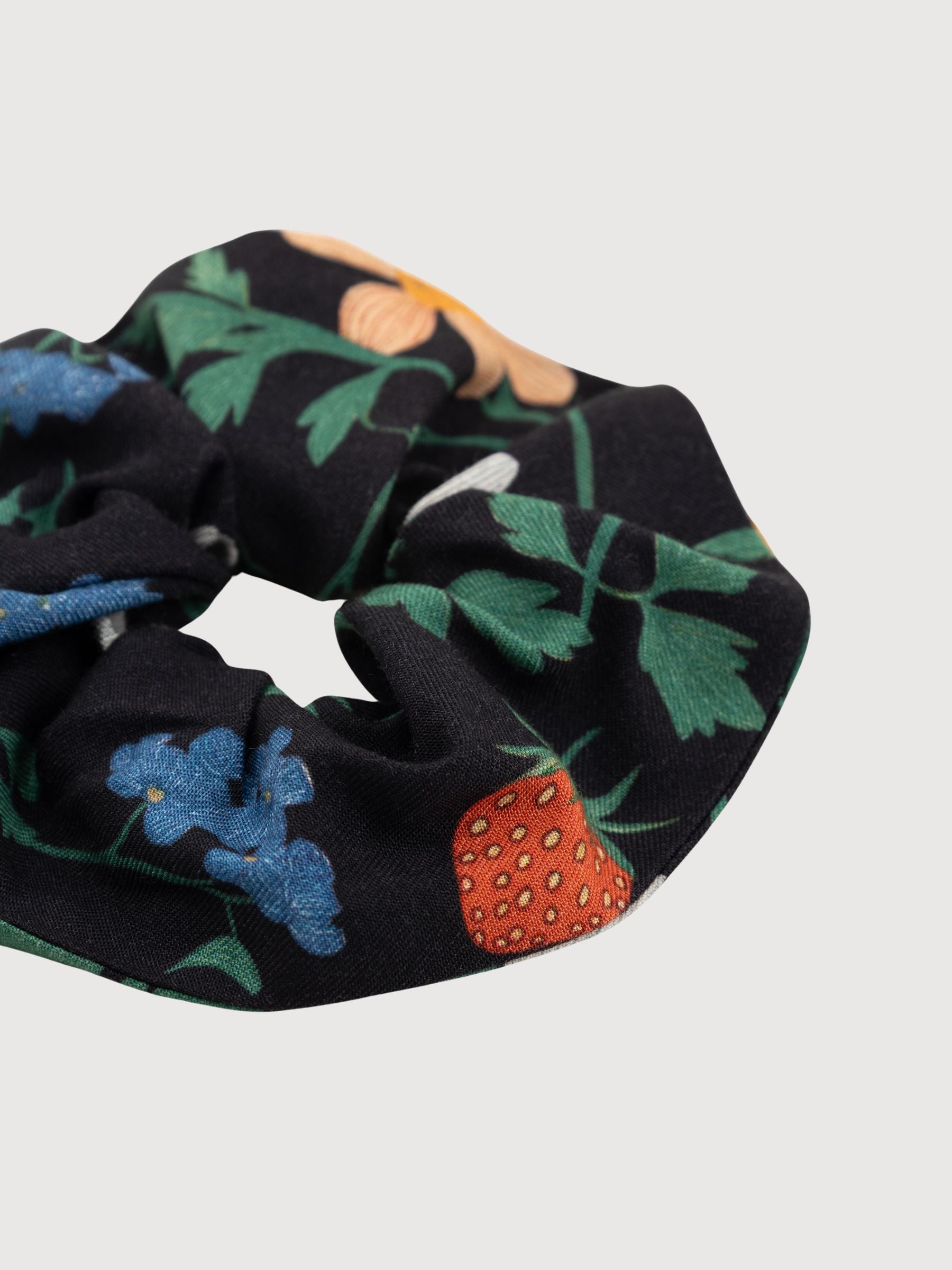 Elastico per capelli Strawberry Field Black | DEDICATED