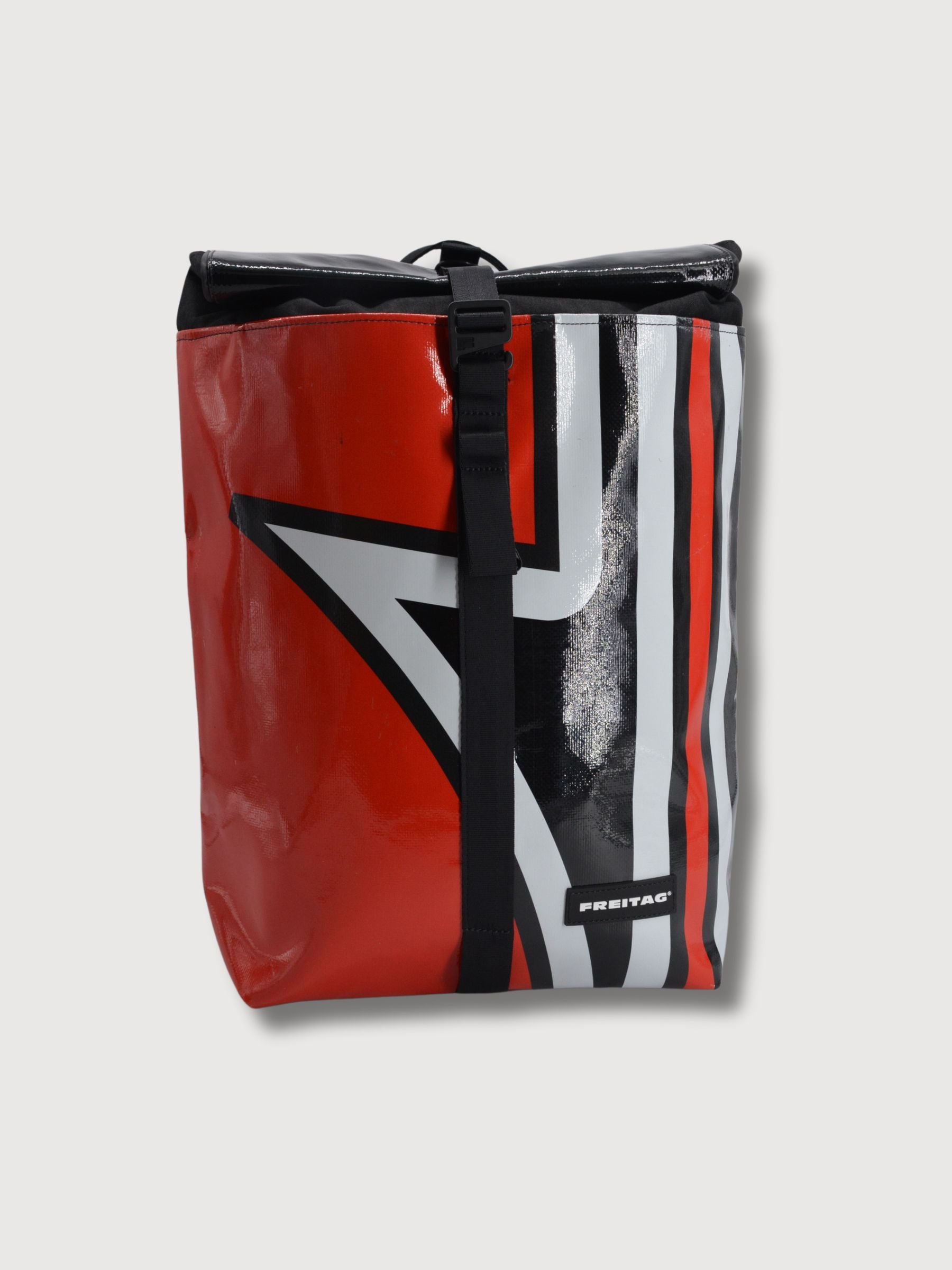 Zaino F155 Clapton rosso, bianco e nero in teli per camion usati Fre