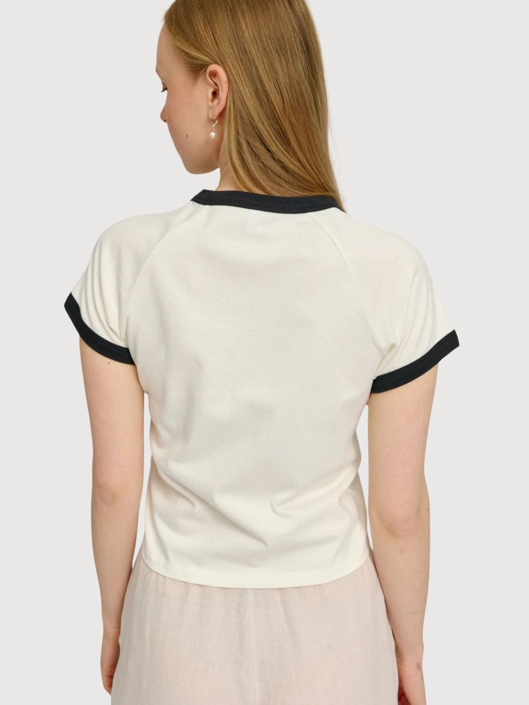 T-shirt da donna con bordi a contrasto color bianco sporco | Mazine