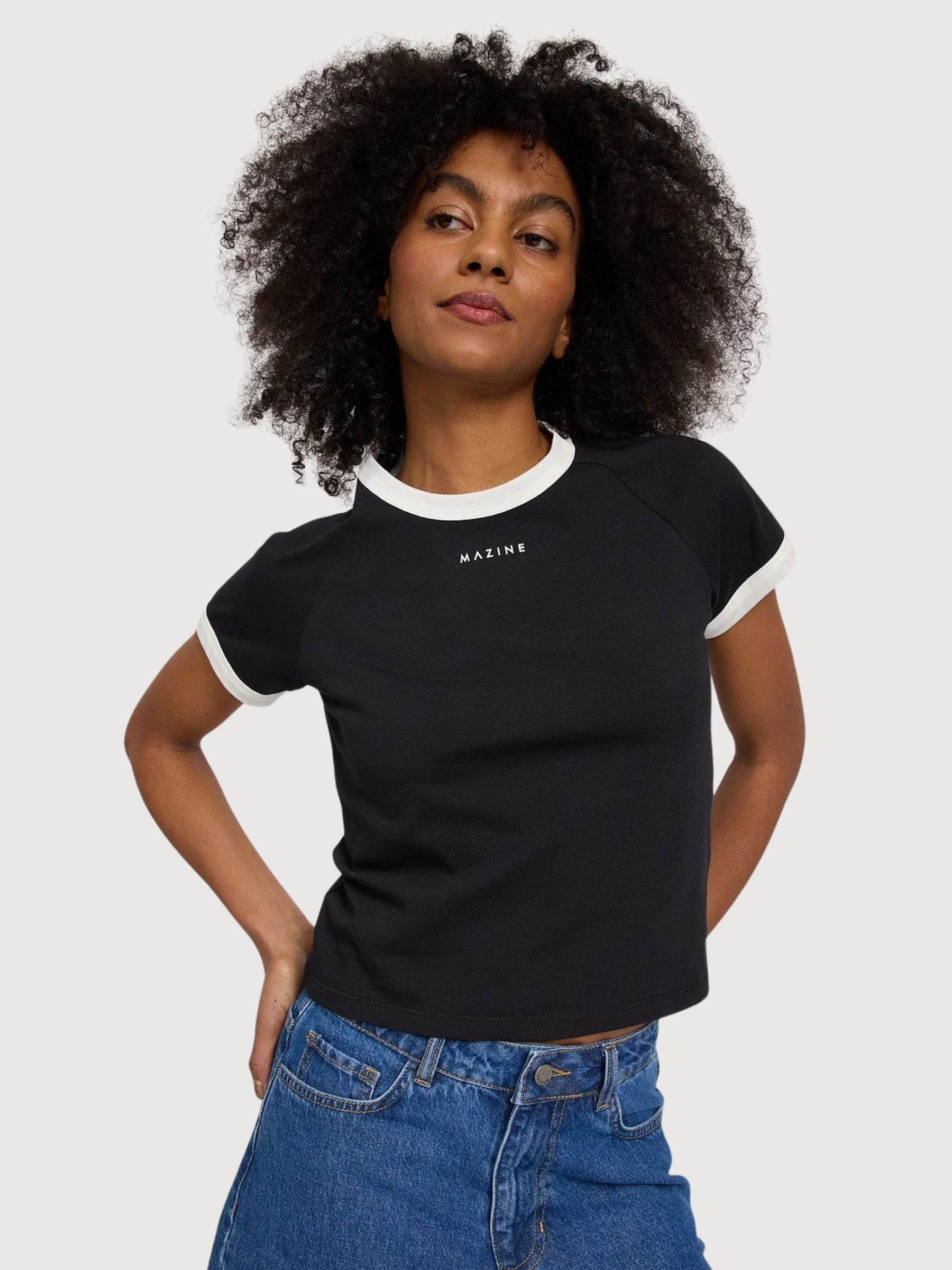T-shirt da donna nera con bordi a contrasto | MAZINE