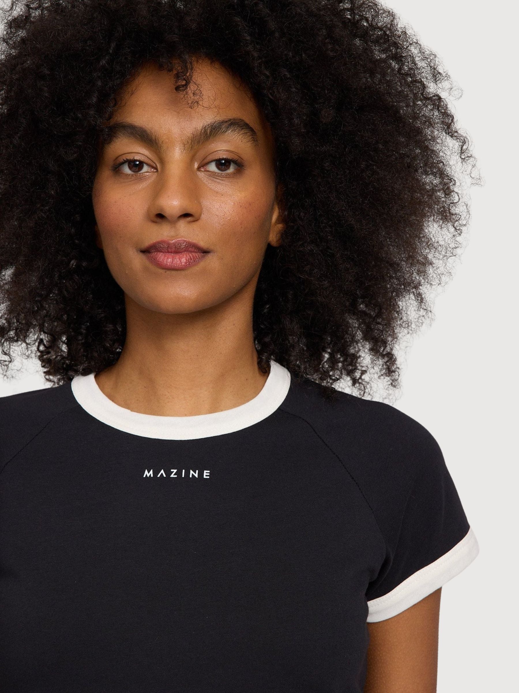 T-shirt da donna nera con bordi a contrasto | MAZINE