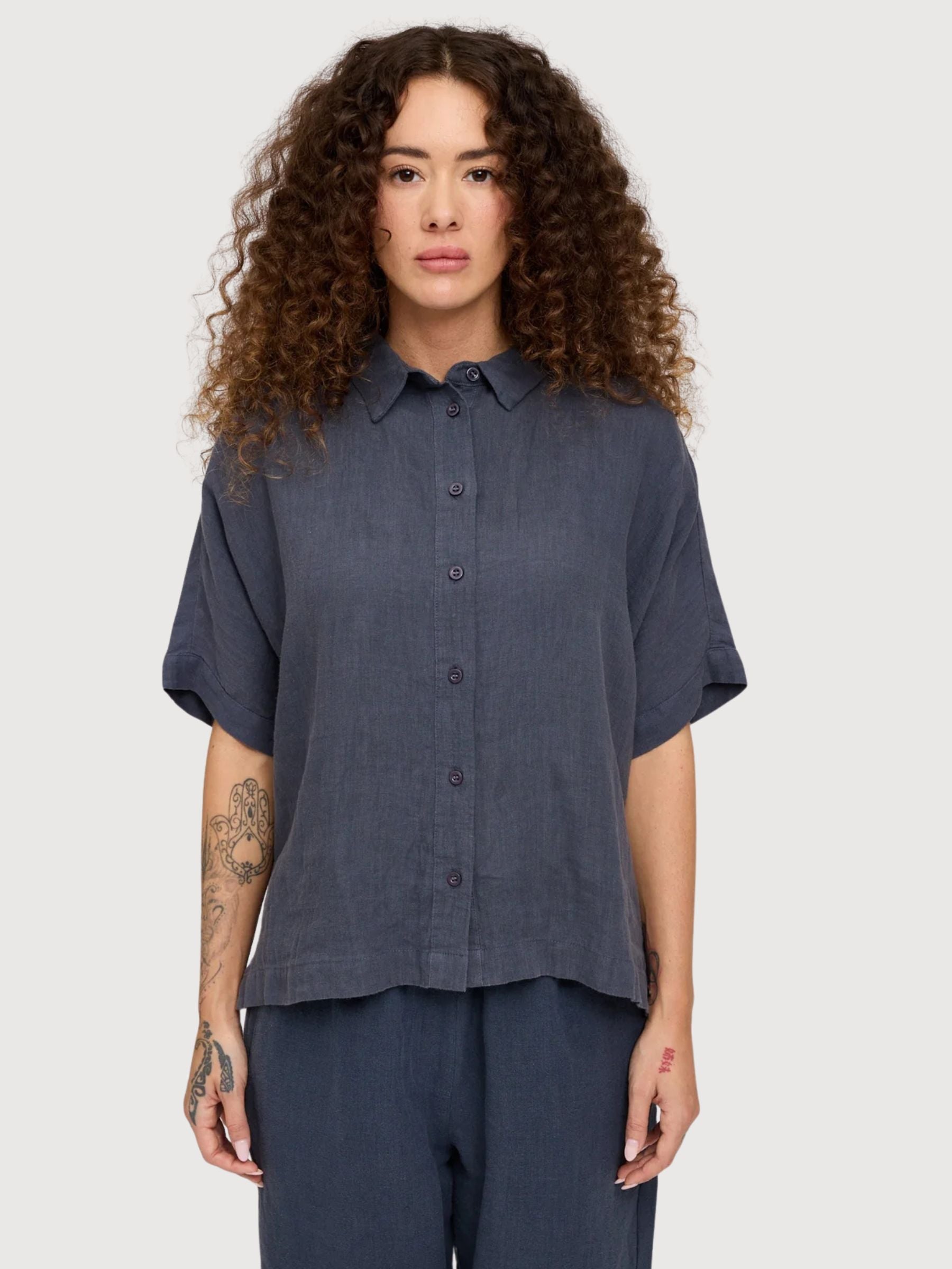 Camicia da donna a maniche corte in lino blu inchiostro | Mazine