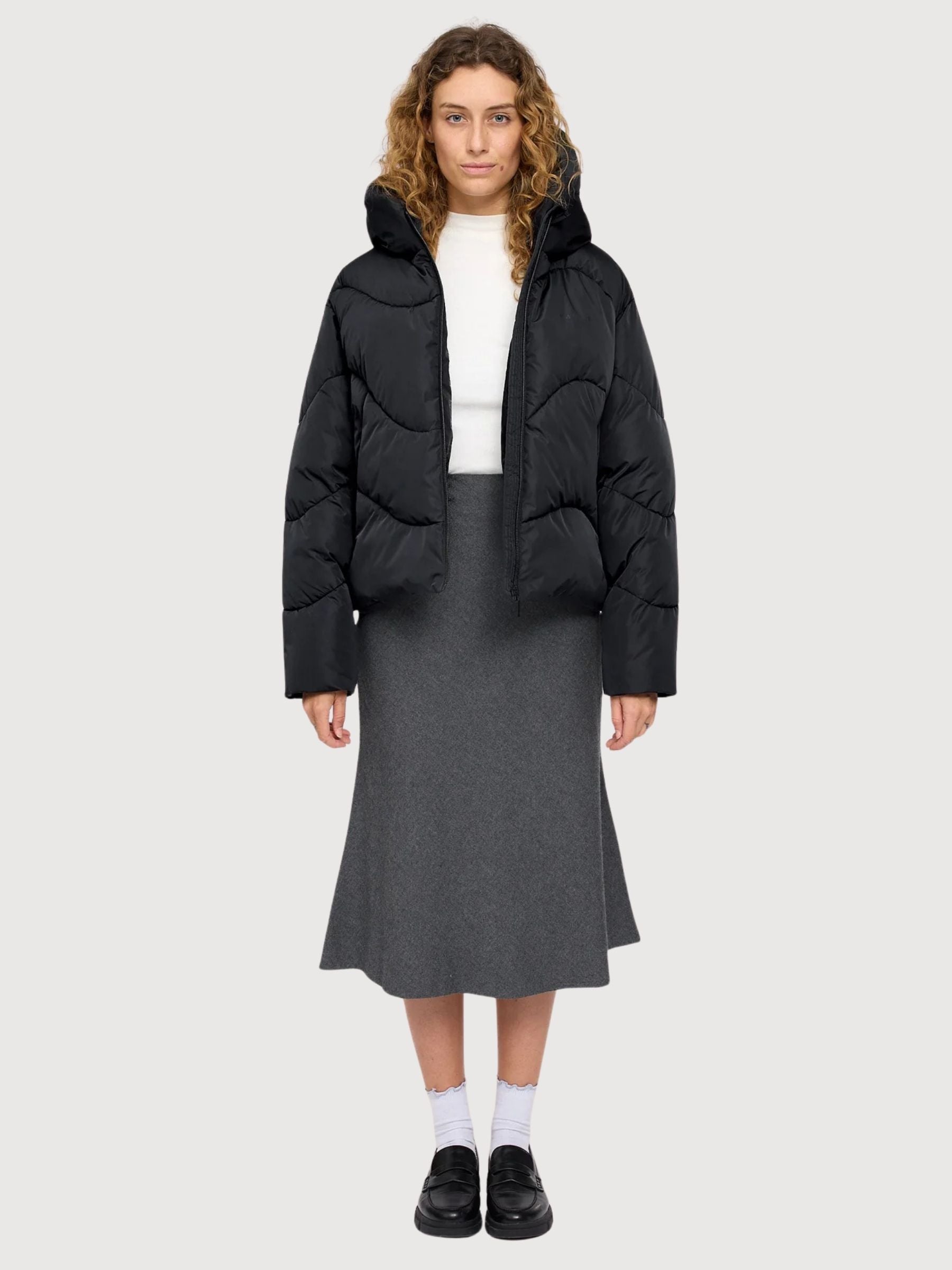 Waves Quilt Short Jacke in Schwarz | Mazine