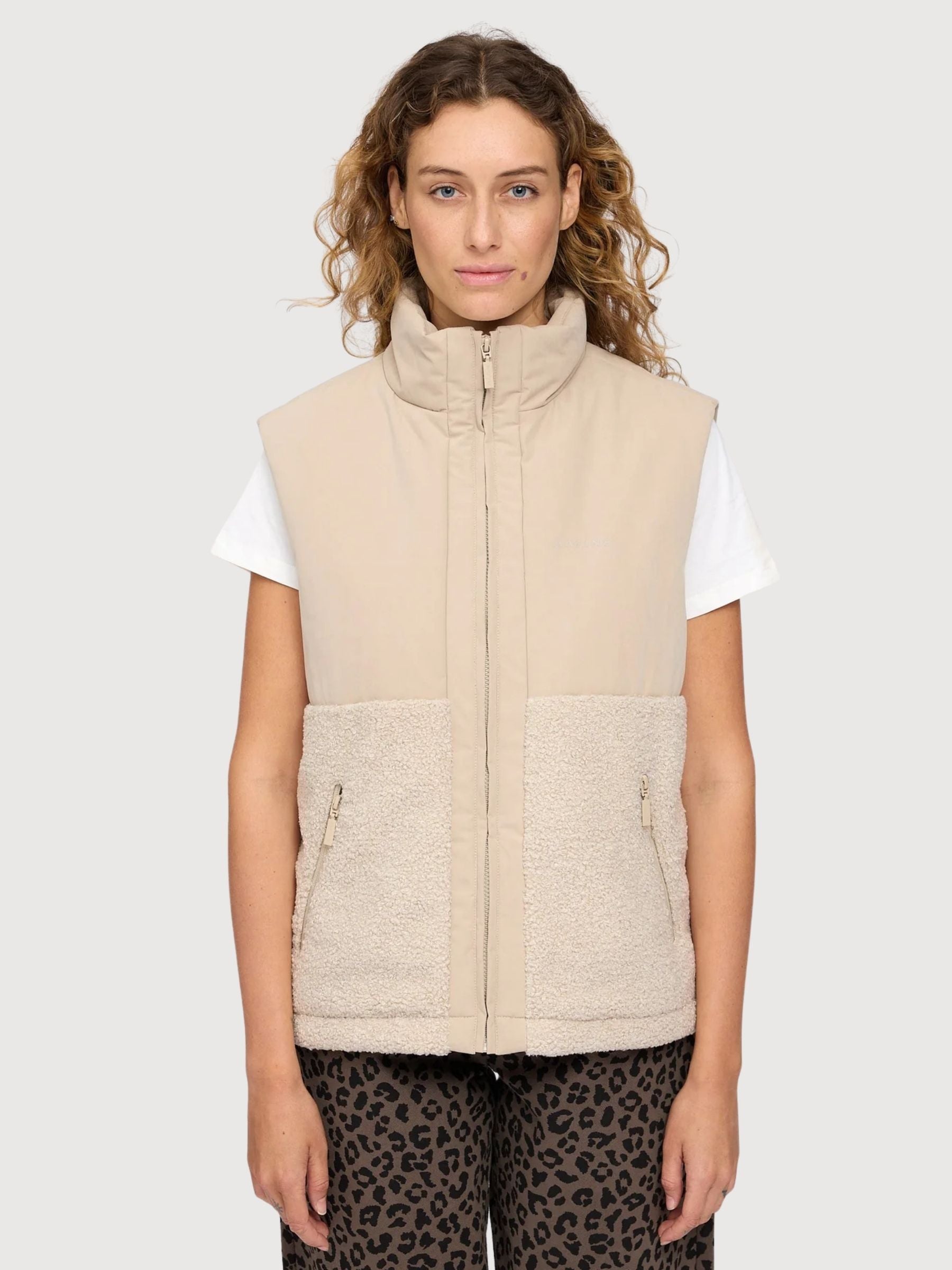 Gilet in tessuto beige con stampa leopardata | Mazine