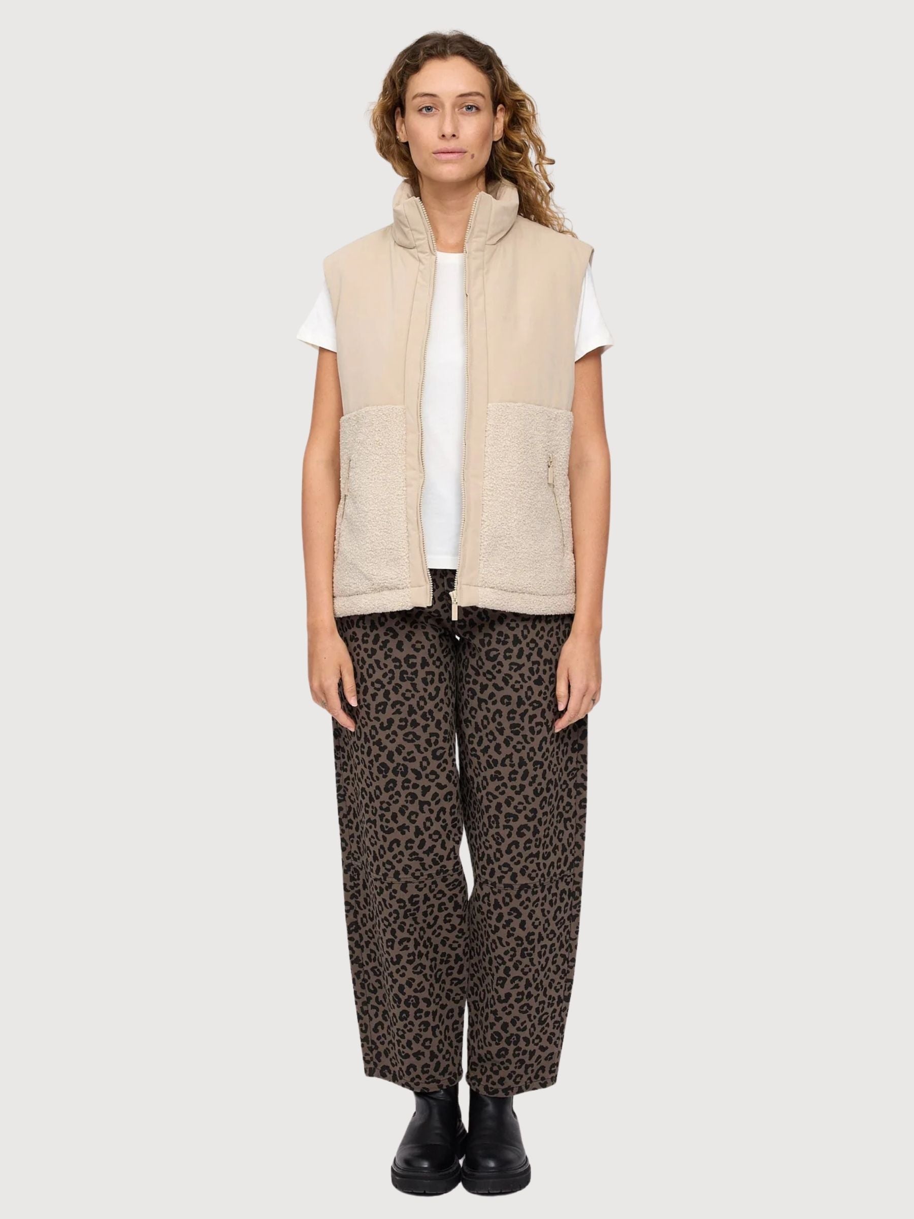 Gilet in tessuto beige con stampa leopardata | Mazine