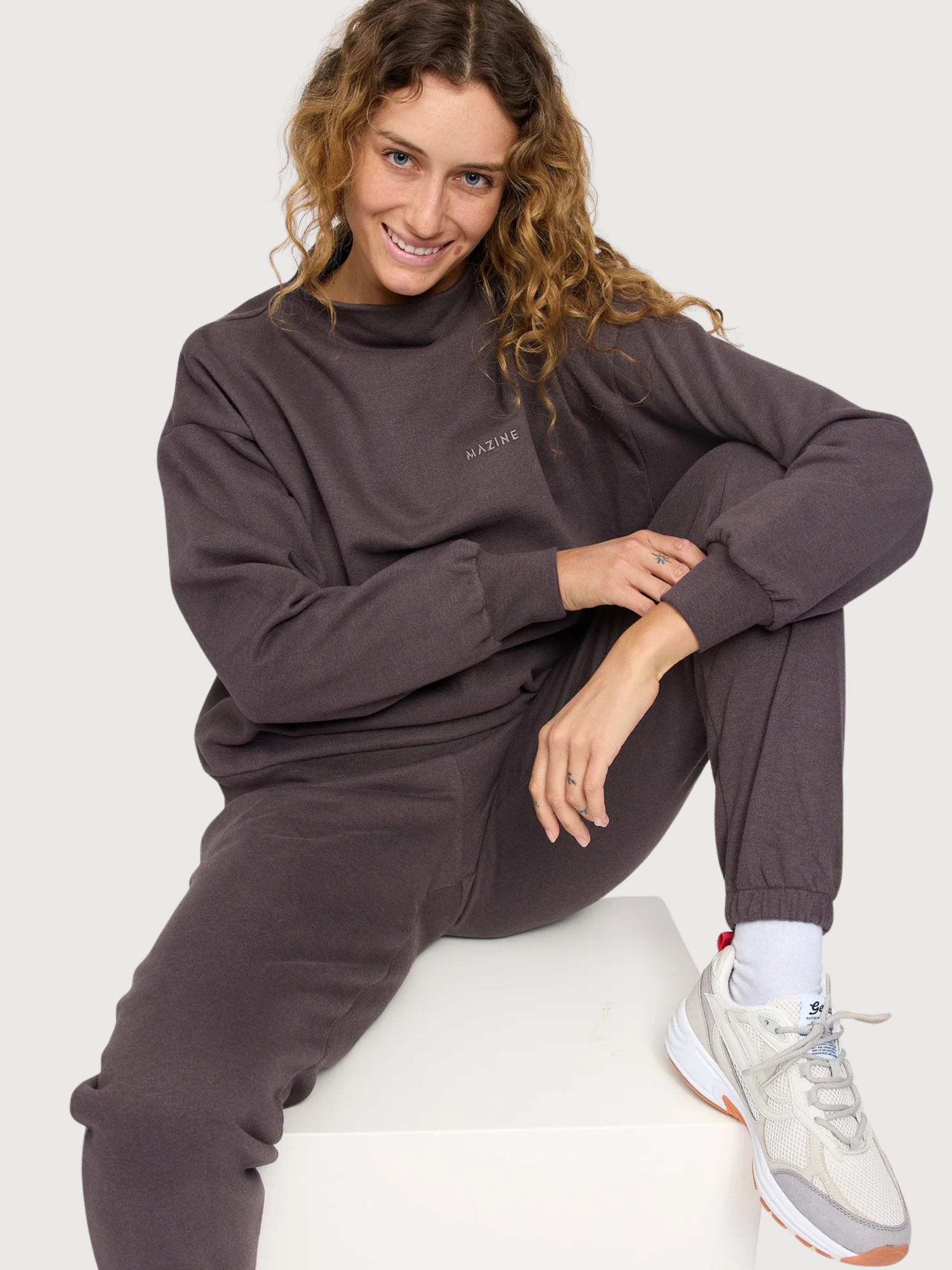 Maglia a maniche lungh con collo alto marrone | Mazine