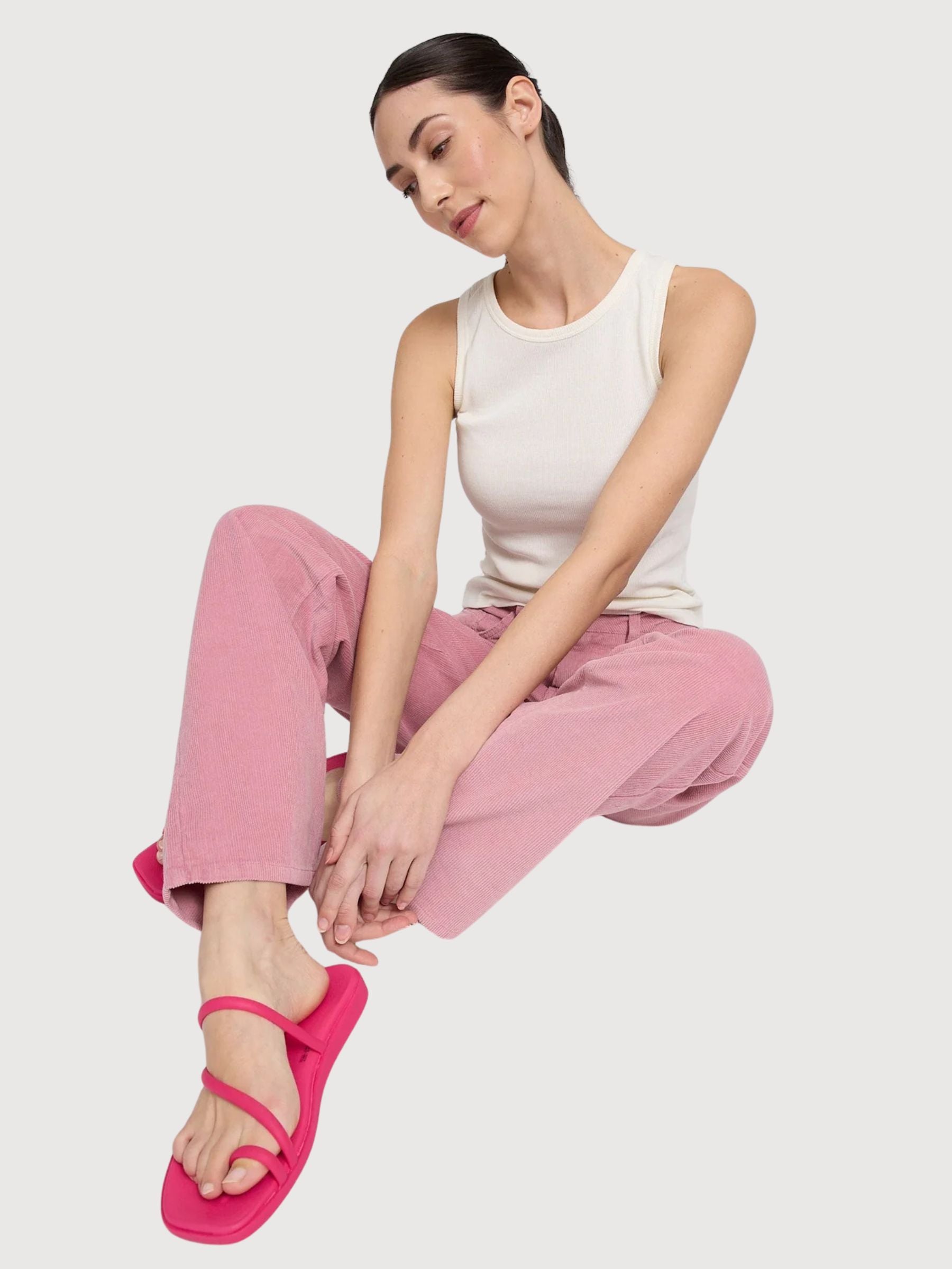 Pantaloni da donna a gamba larga in velluto a coste rosa cipria | Rivista