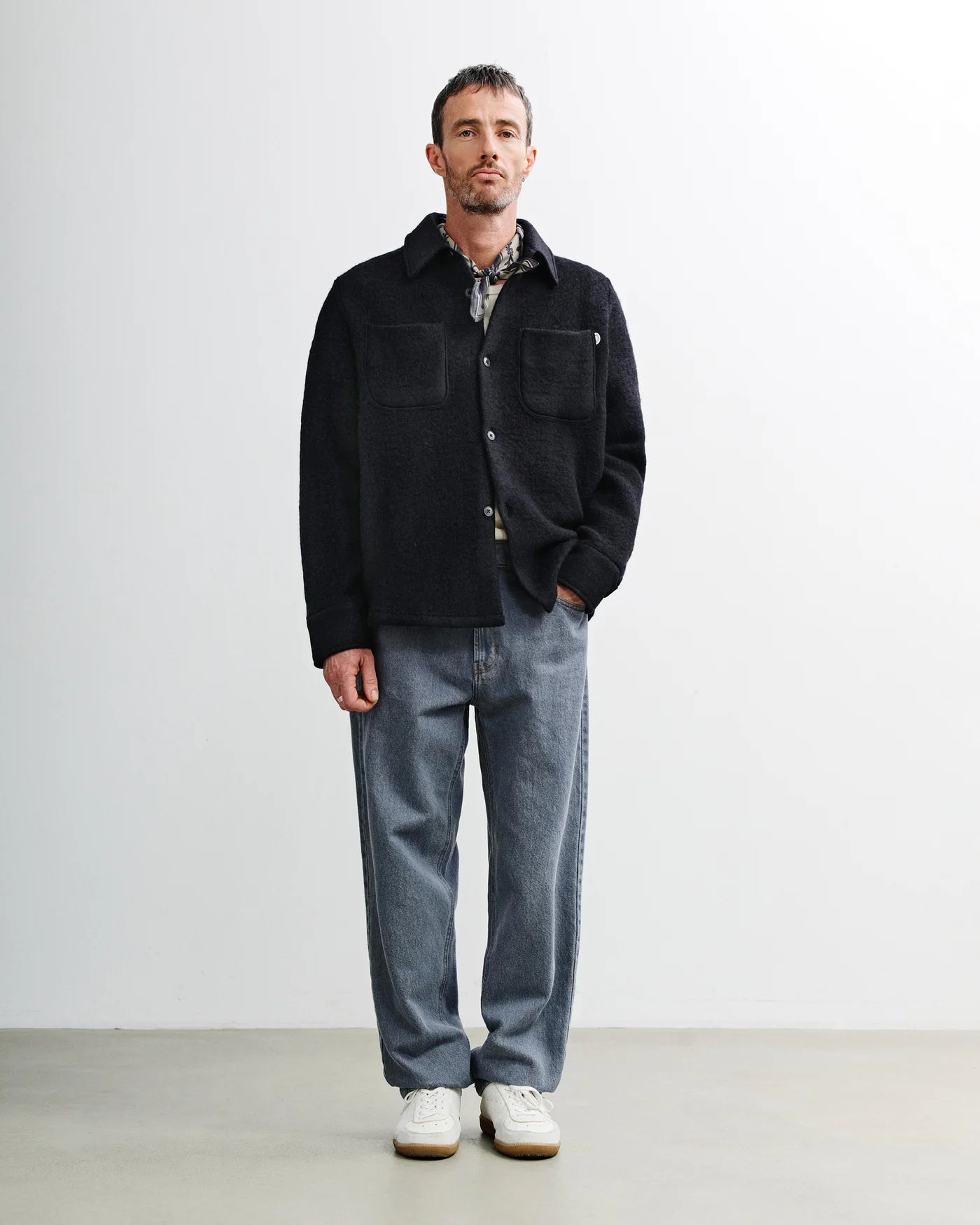 Entspannte Overshirt aus Bio-Wollmischung in Tiefschwarz | ROTHOLZ