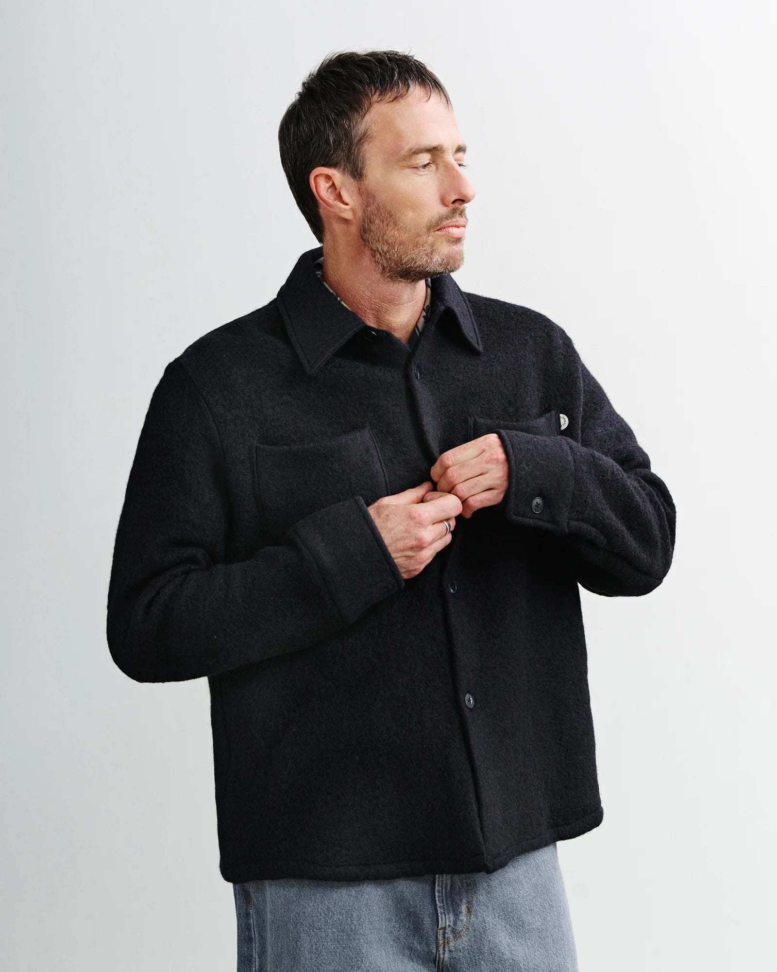 Entspannte Overshirt aus Bio-Wollmischung in Tiefschwarz | ROTHOLZ