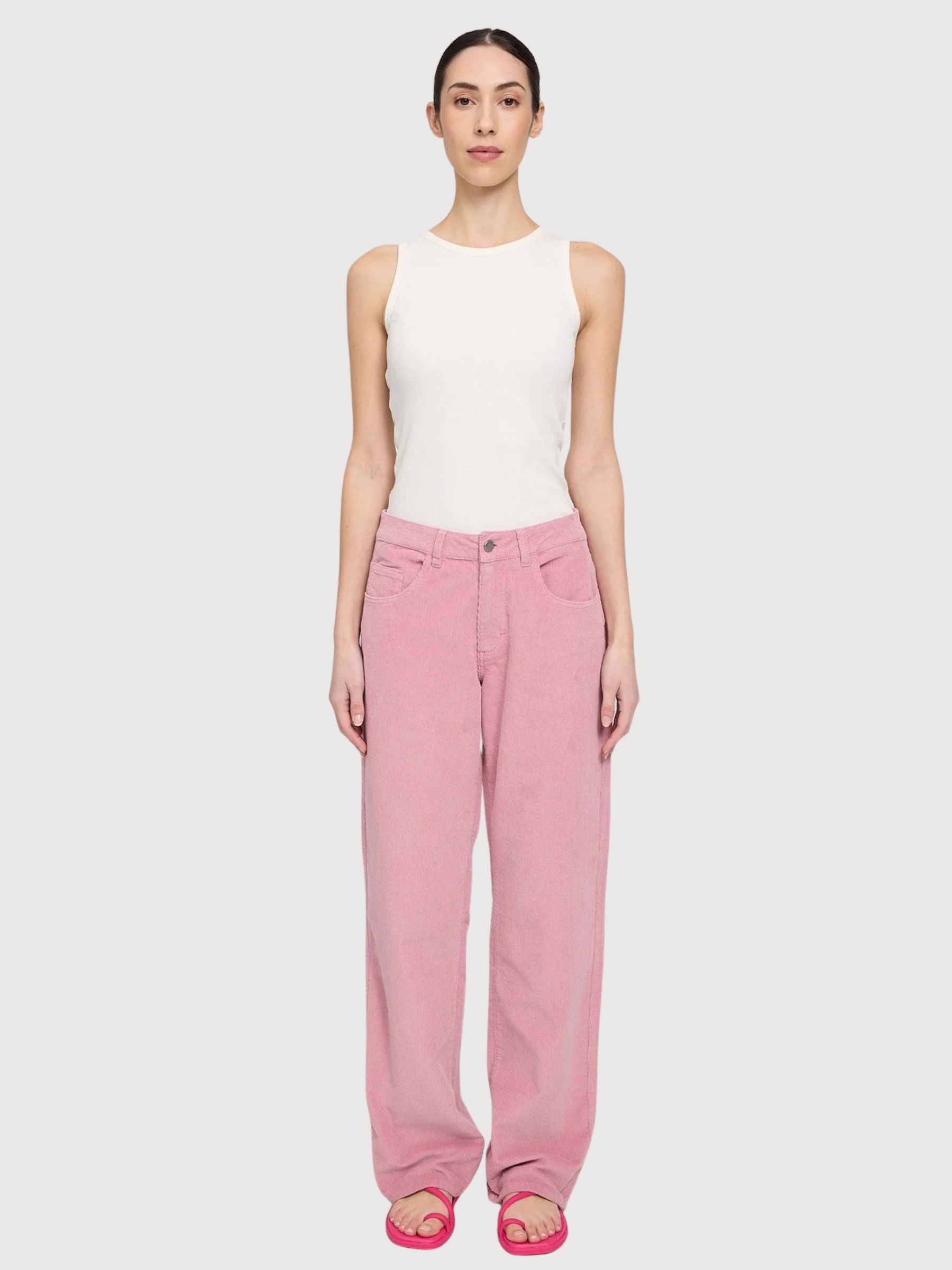 Pantaloni da donna a gamba larga in velluto a coste rosa cipria | Rivista