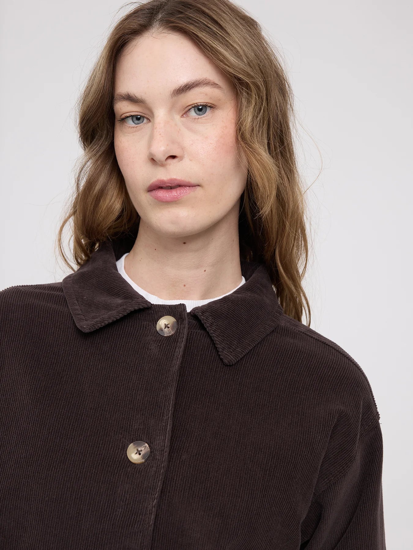 Giacca-camicia in velluto a coste color cioccolato fondente Donna | MAZINE