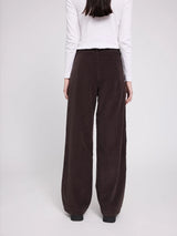 Pantaloni a pieghe in velluto a coste color cioccolato fondente | MAZINE