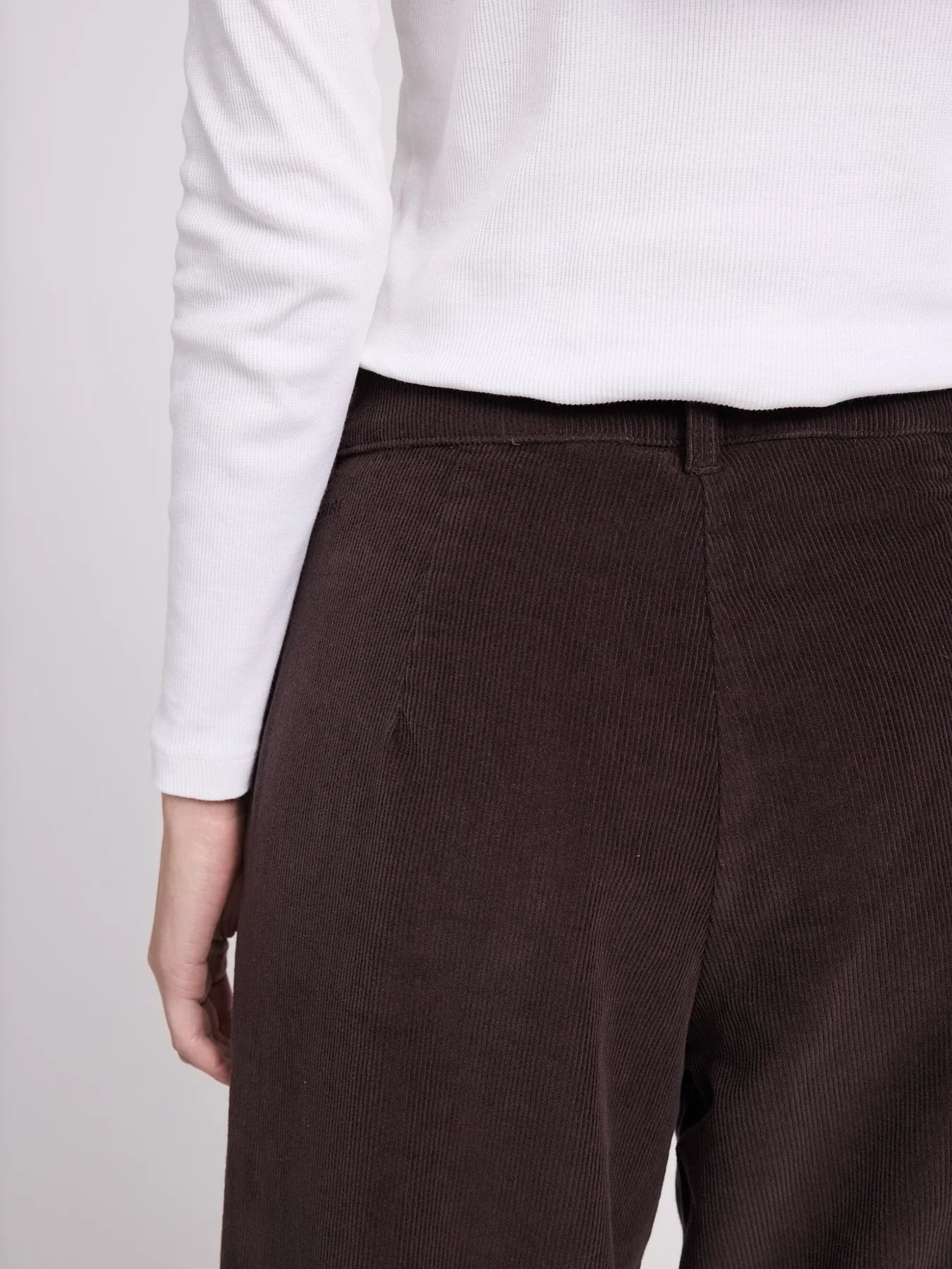 Pantaloni a pieghe in velluto a coste color cioccolato fondente | MAZINE