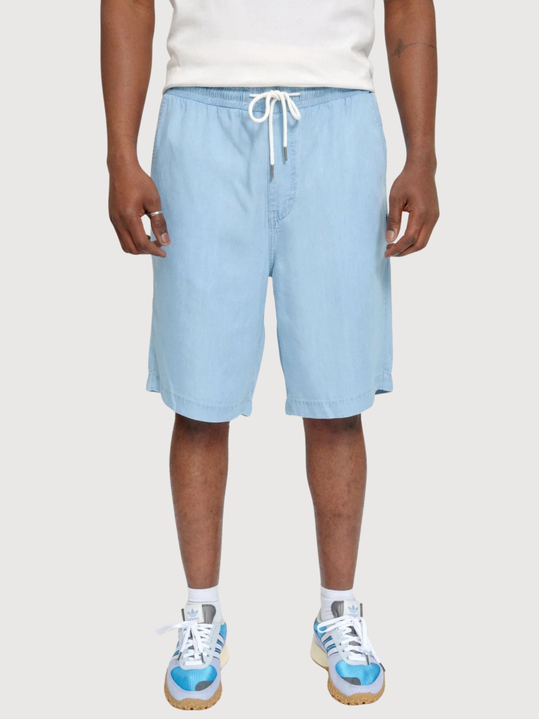 Pantaloncini in denim da uomo, modello pull-on, colore azzurro chiaro | Mazine
