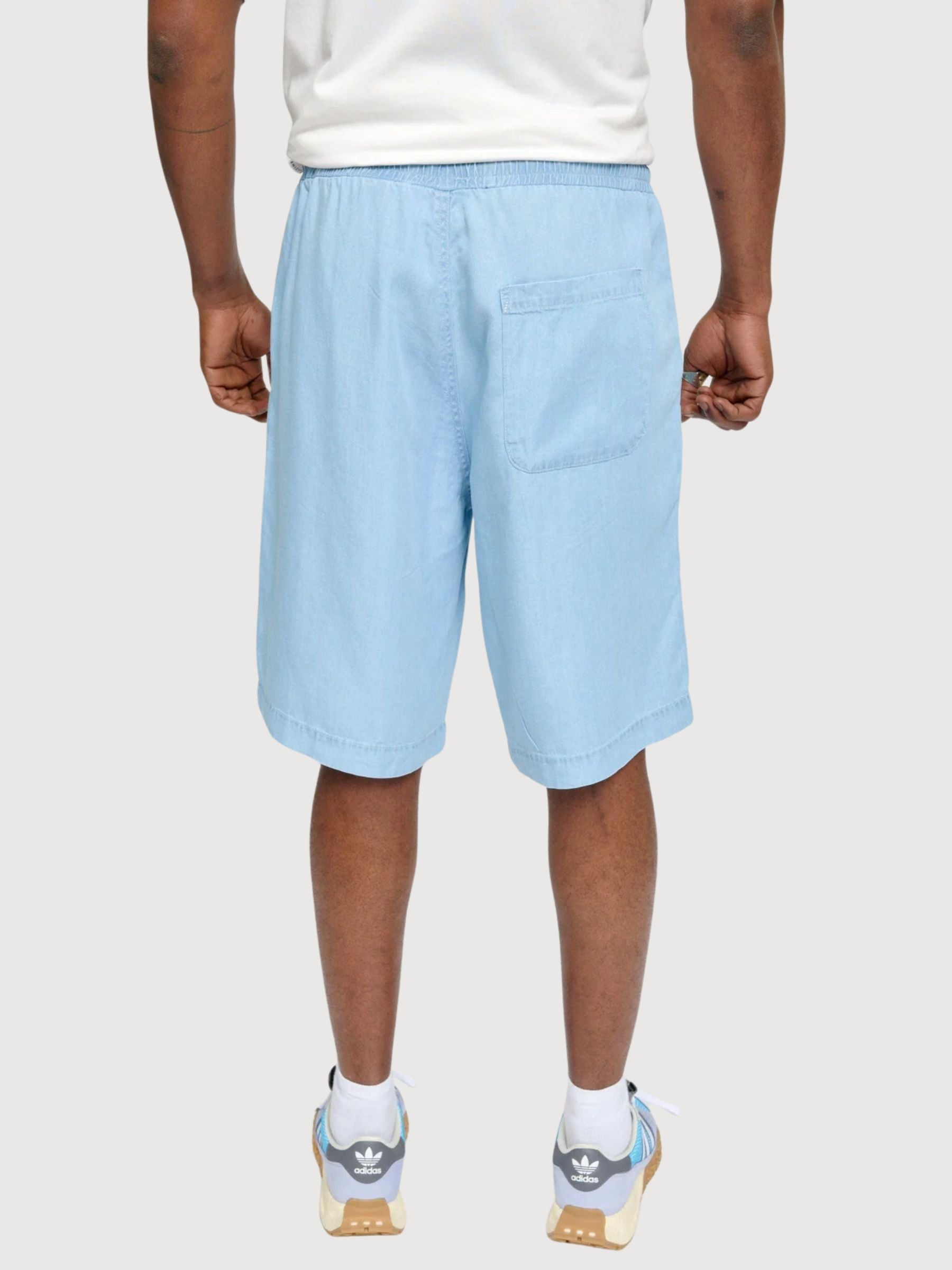 Pantaloncini in denim da uomo, modello pull-on, colore azzurro chiaro | Mazine