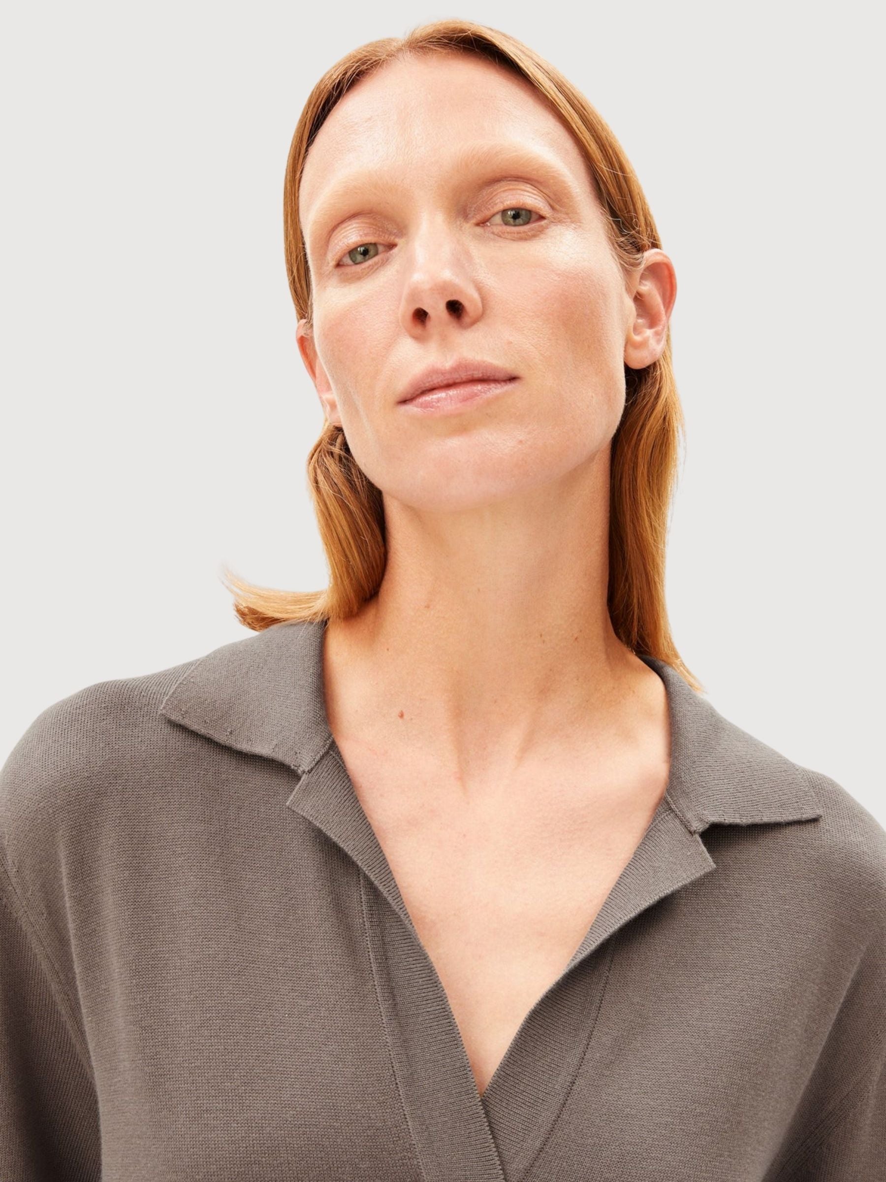 Abito in maglia polo fine color noce e crema | Armedangels