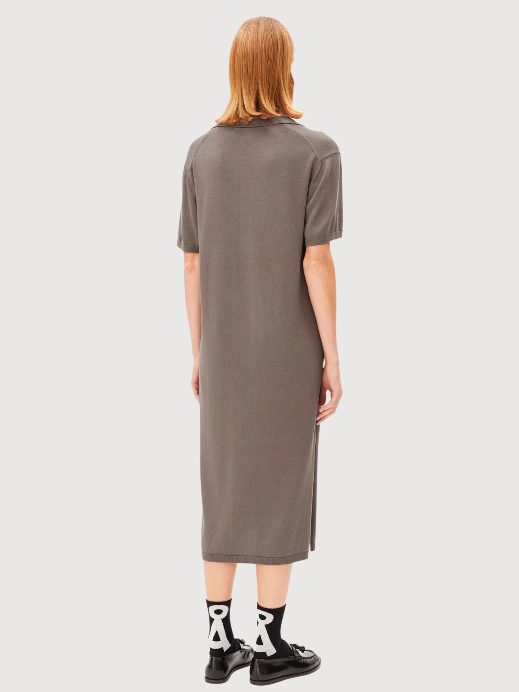 Abito in maglia polo fine color noce e crema | Armedangels
