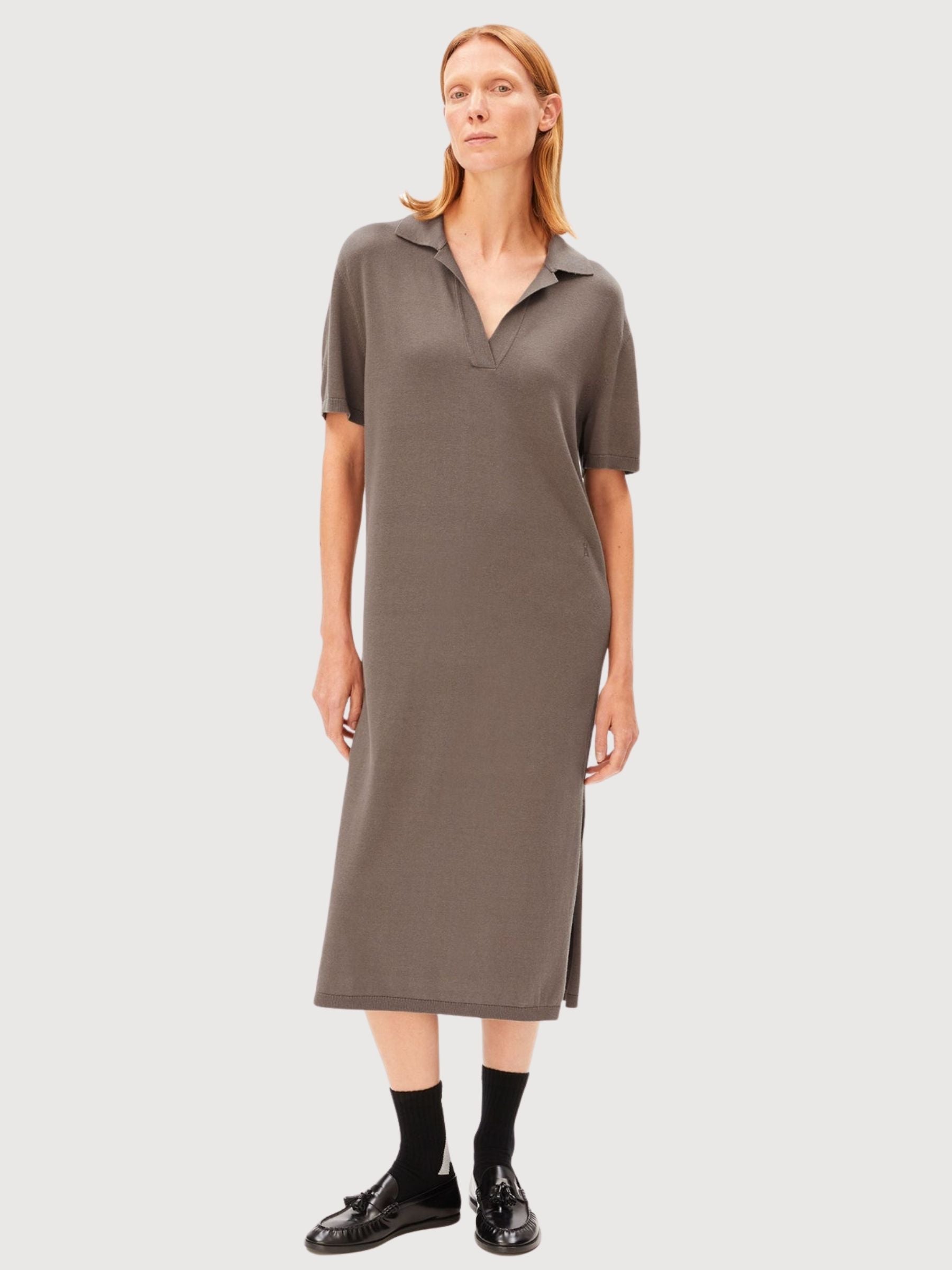 Abito in maglia polo fine color noce e crema | Armedangels