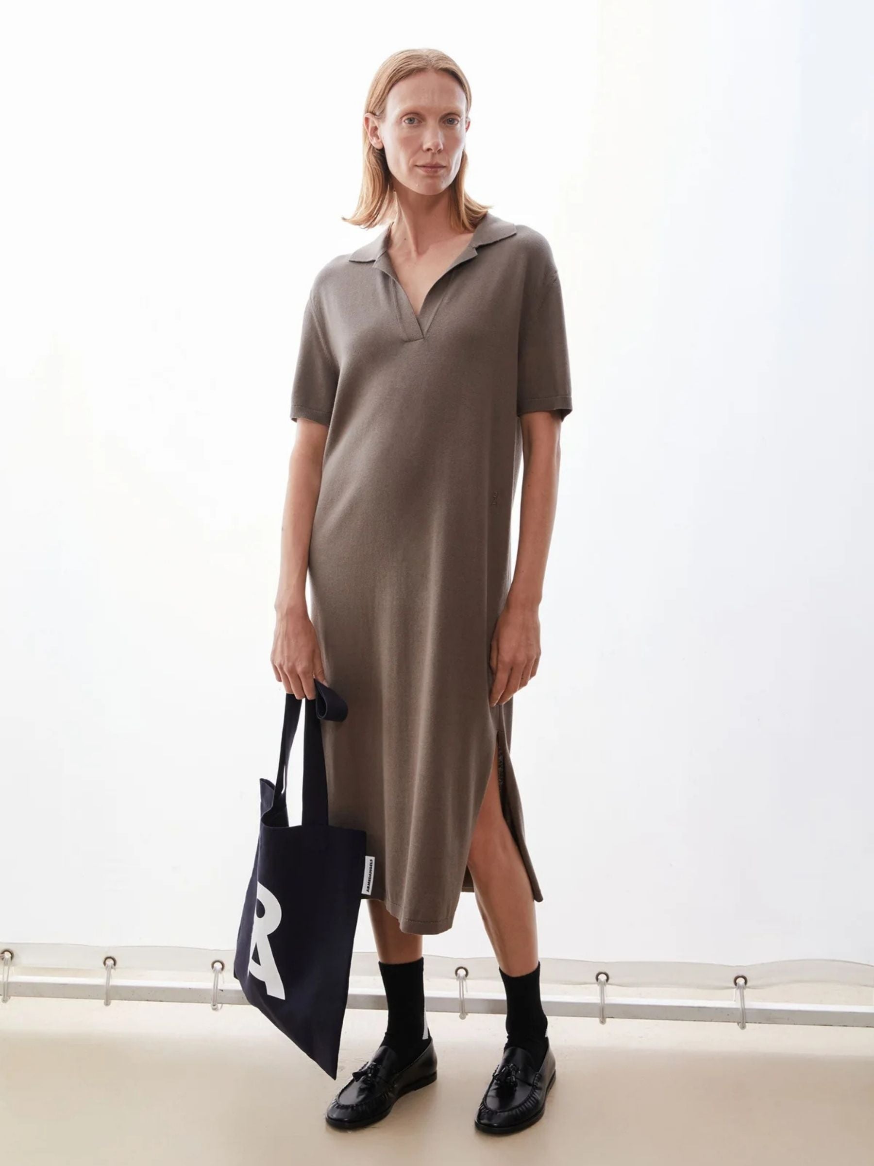 Abito in maglia polo fine color noce e crema | Armedangels