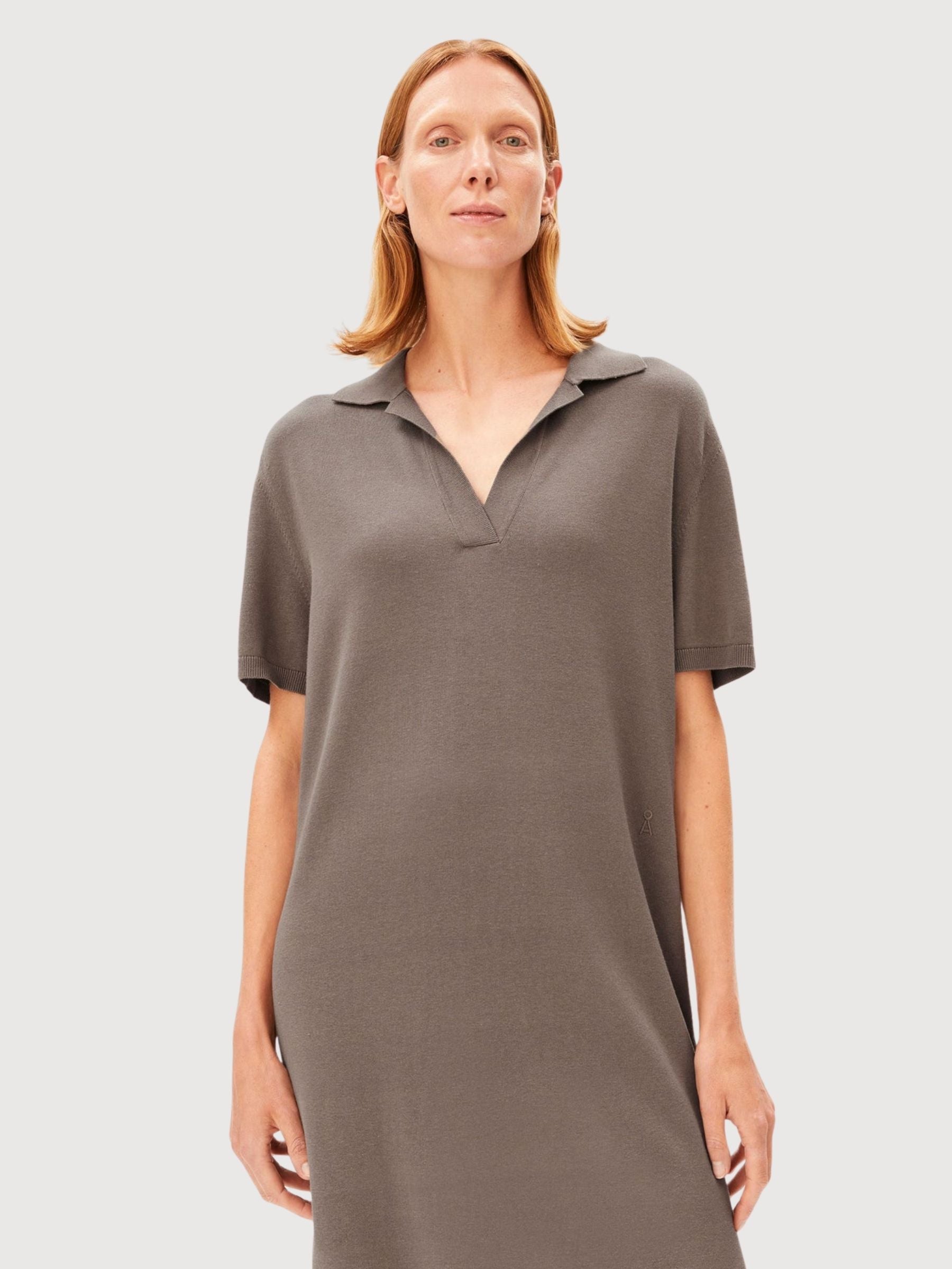 Abito in maglia polo fine color noce e crema | Armedangels