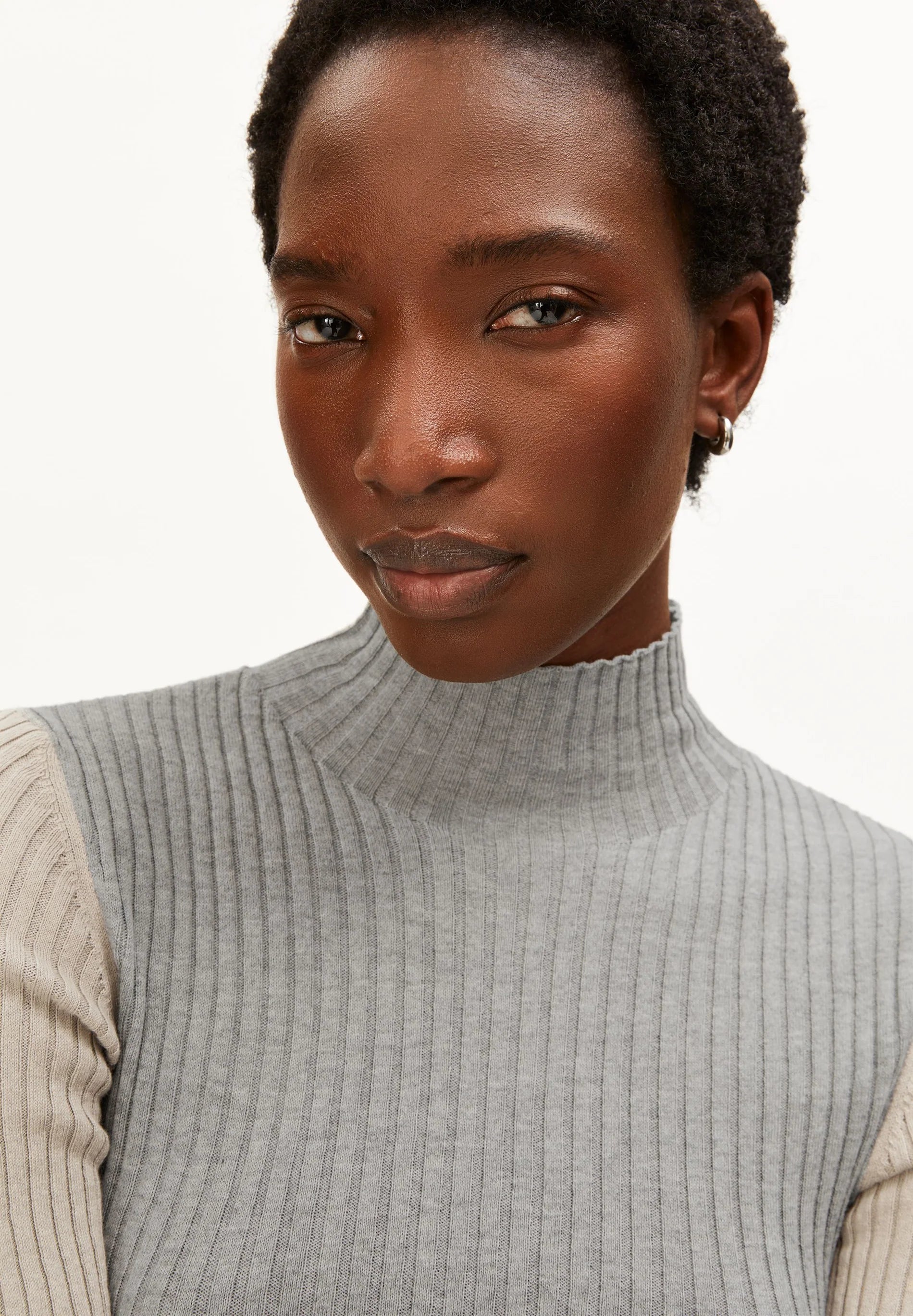 Alaania Patch Knit Sweater Silver Melange Sanstone | ARMEDANGELS