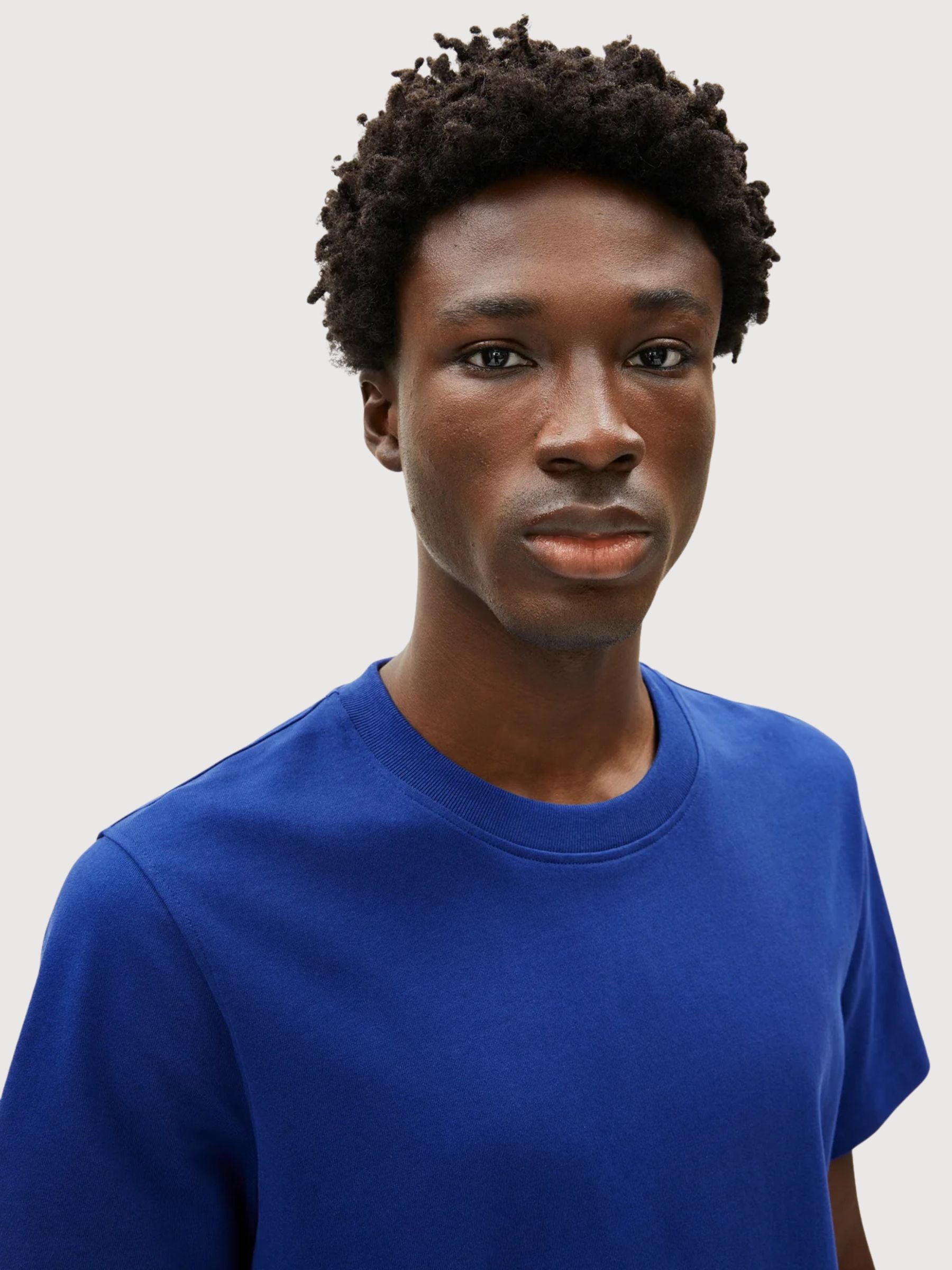 T-Shirt Maarkos Blue Man | Armedangels