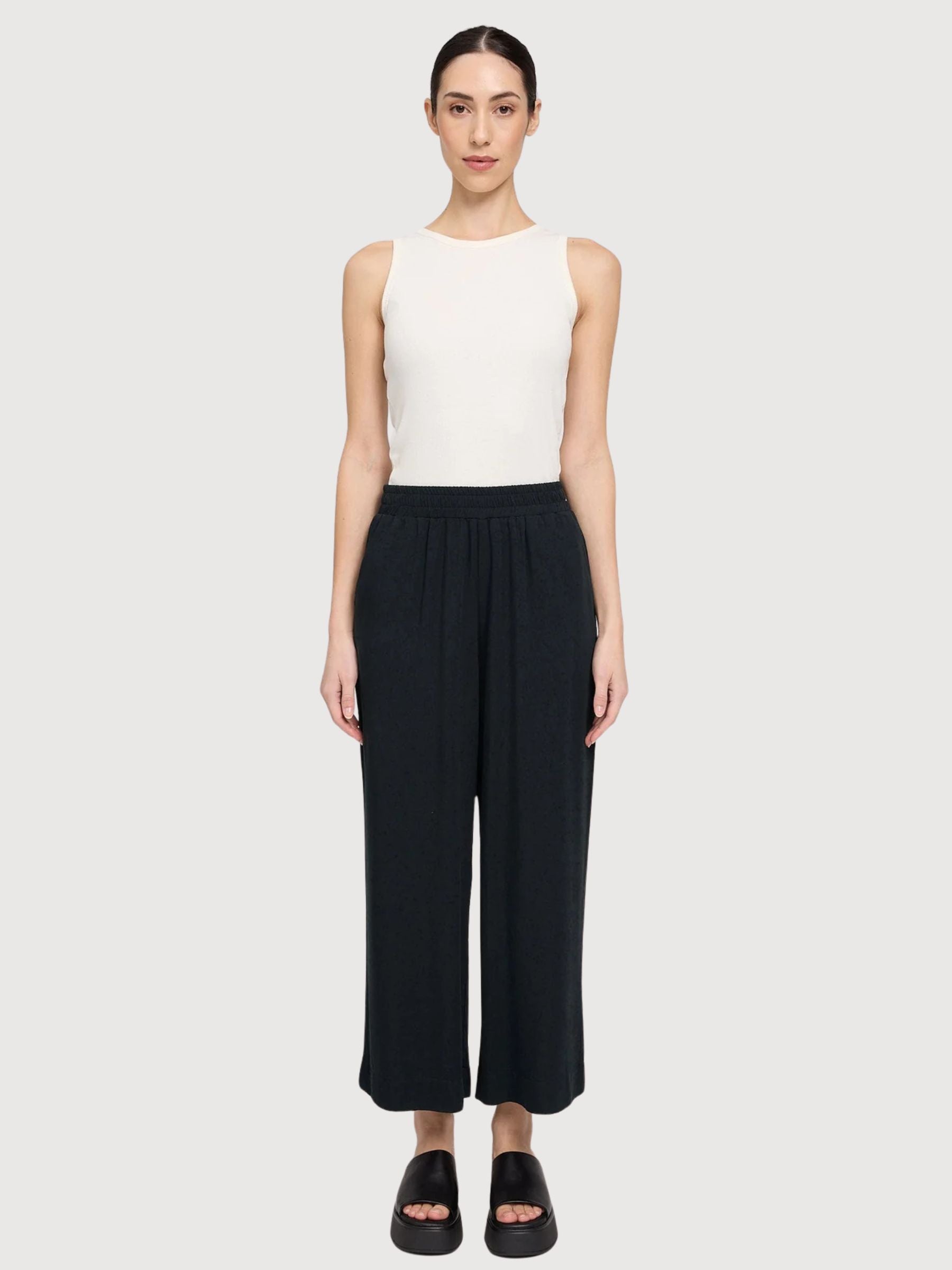 Pantaloni da donna a gamba larga in viscosa neri | MAZINE