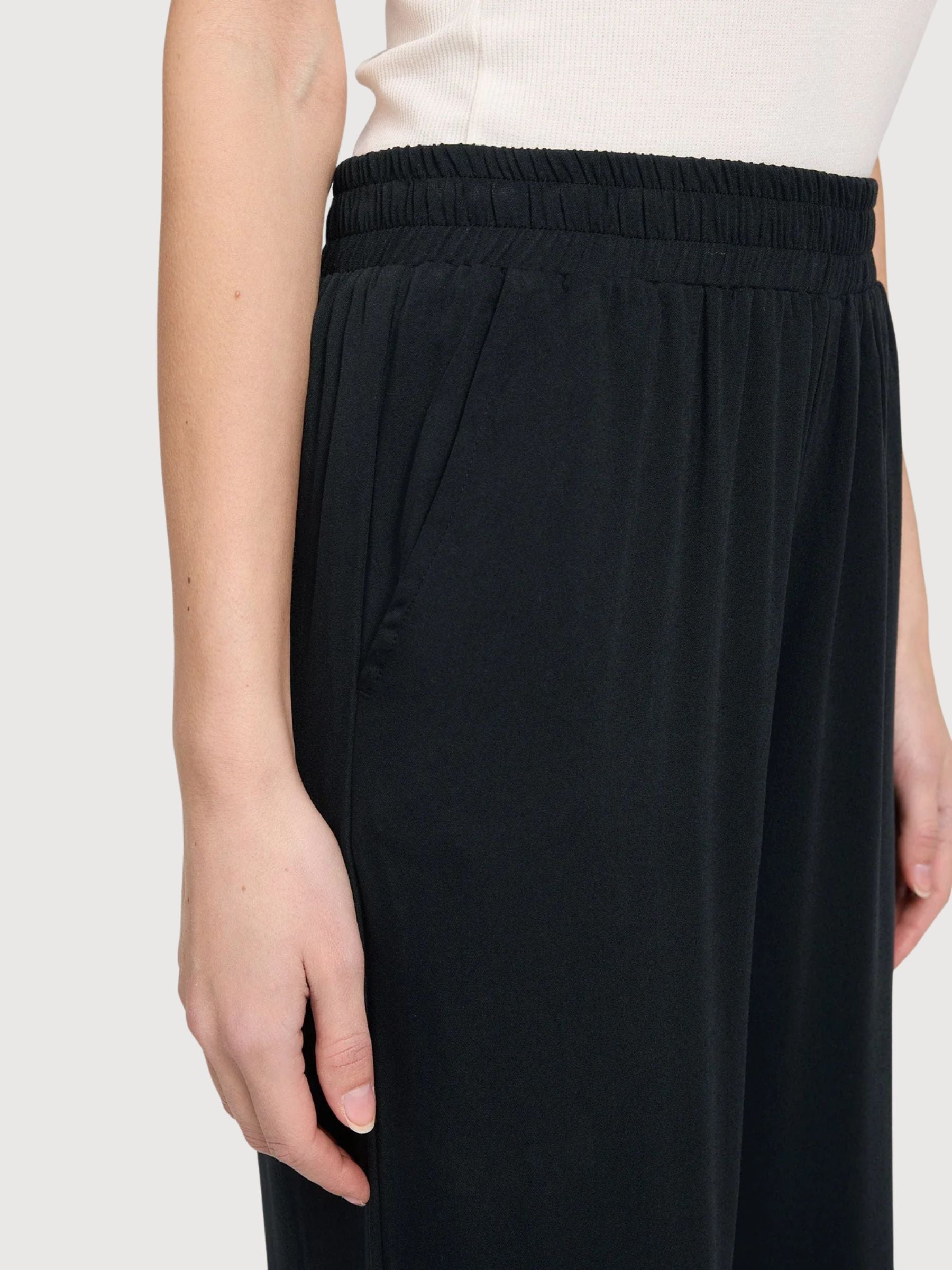 Pantaloni da donna a gamba larga in viscosa neri | MAZINE
