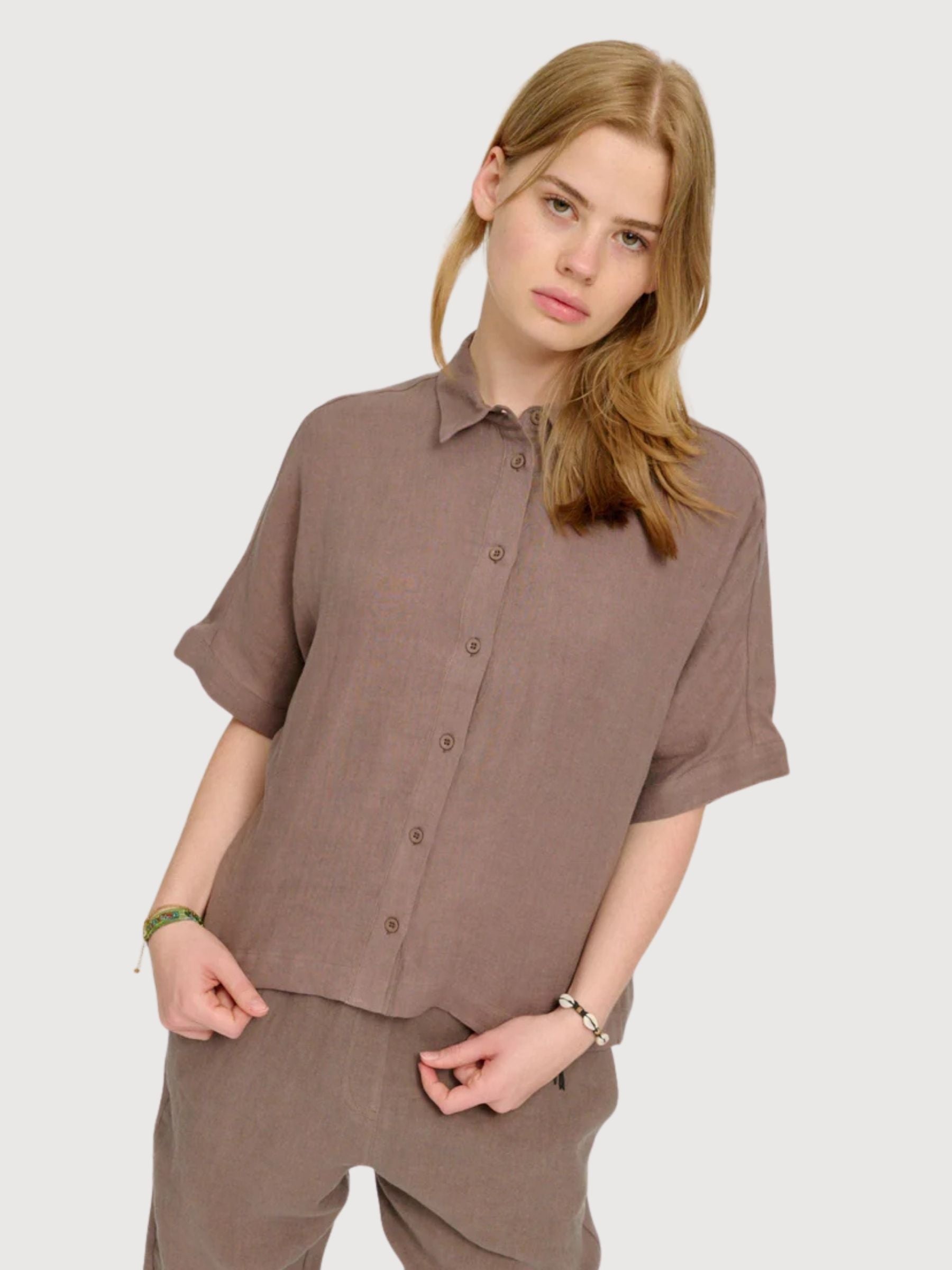 Camicia a maniche corte da donna in lino grigio e marrone | Mazine
