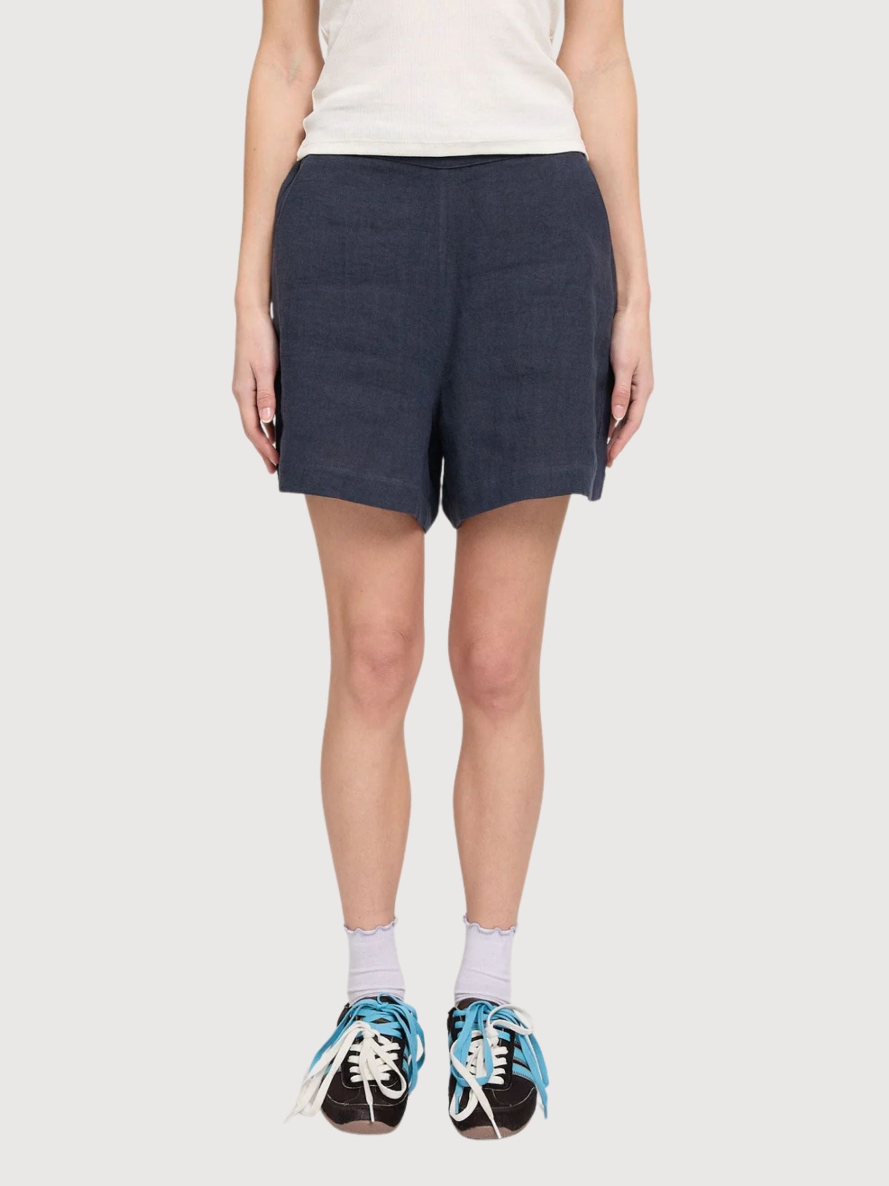 Pantaloncini da donna in lino blu inchiostro | Mazine