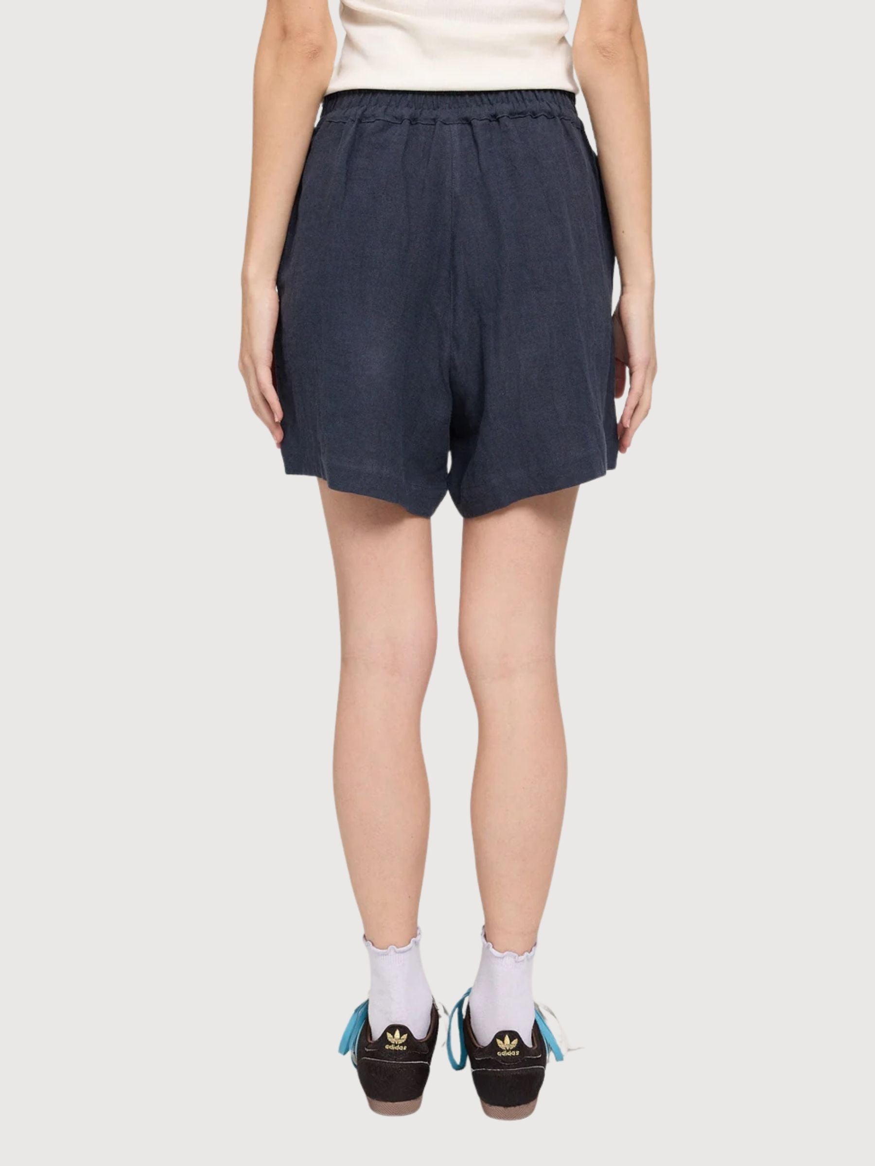 Pantaloncini da donna in lino blu inchiostro | Mazine