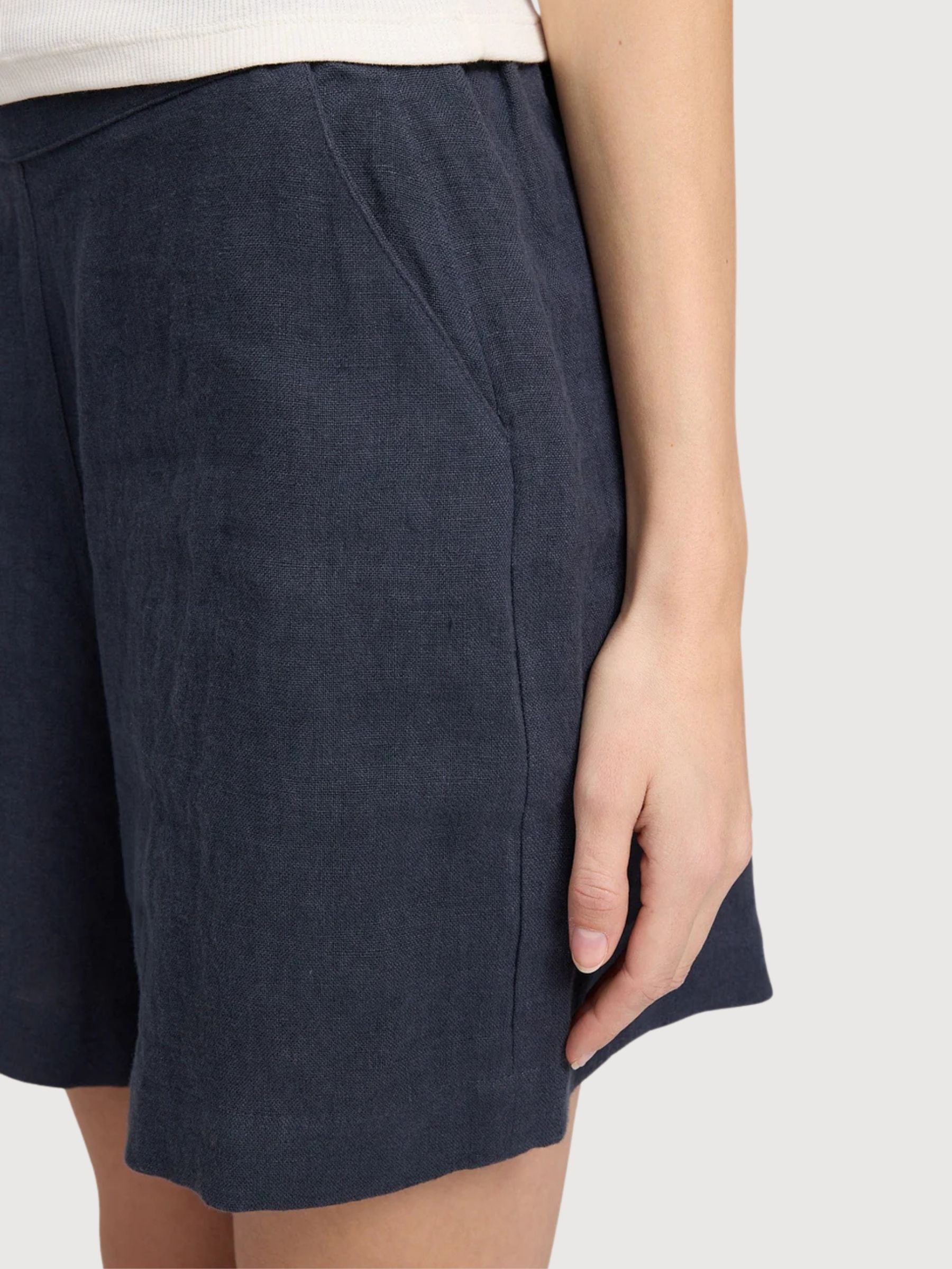 Pantaloncini da donna in lino blu inchiostro | Mazine