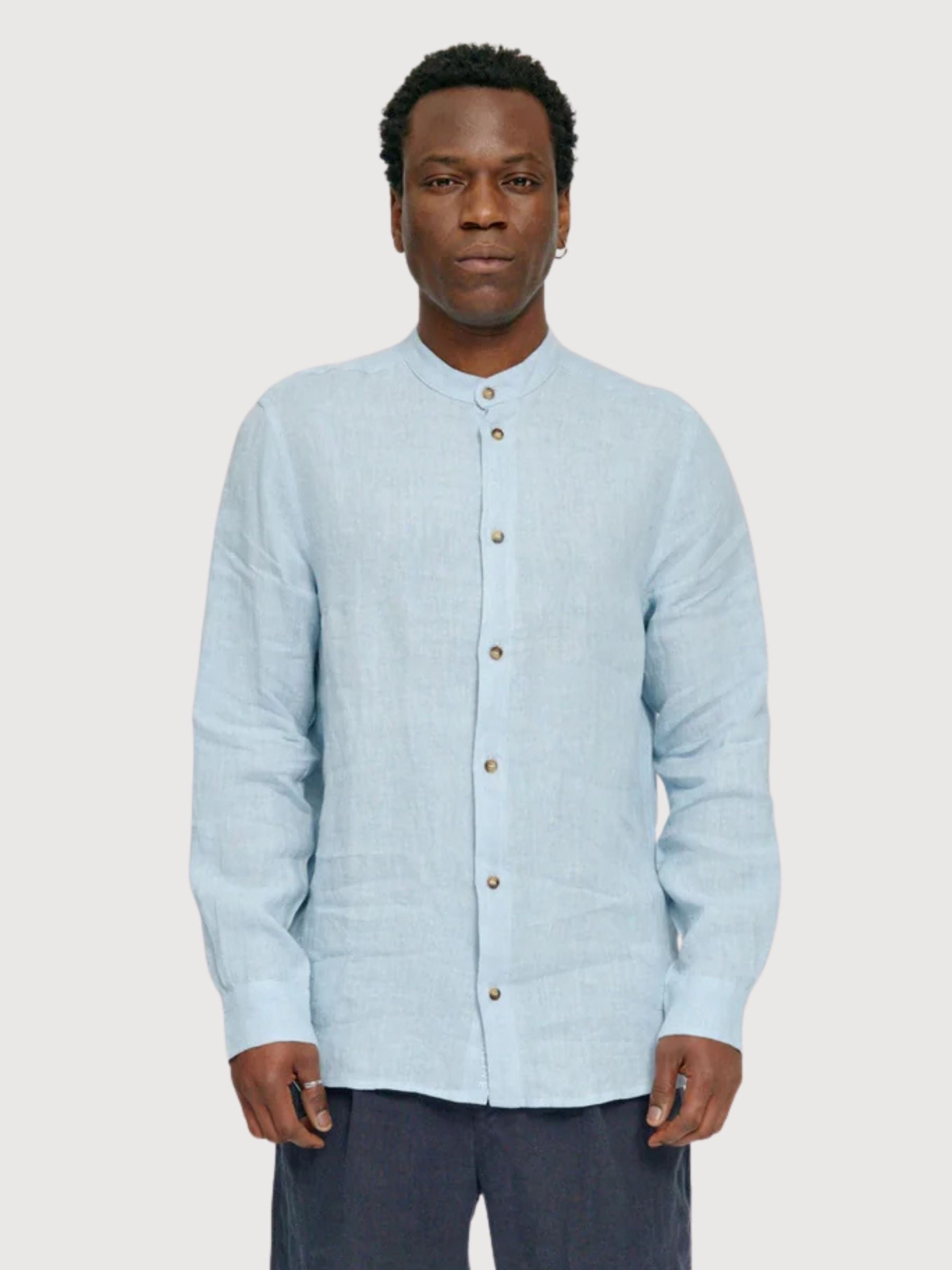 Camicia da uomo con colletto alto in lino blu pastello | Mazine