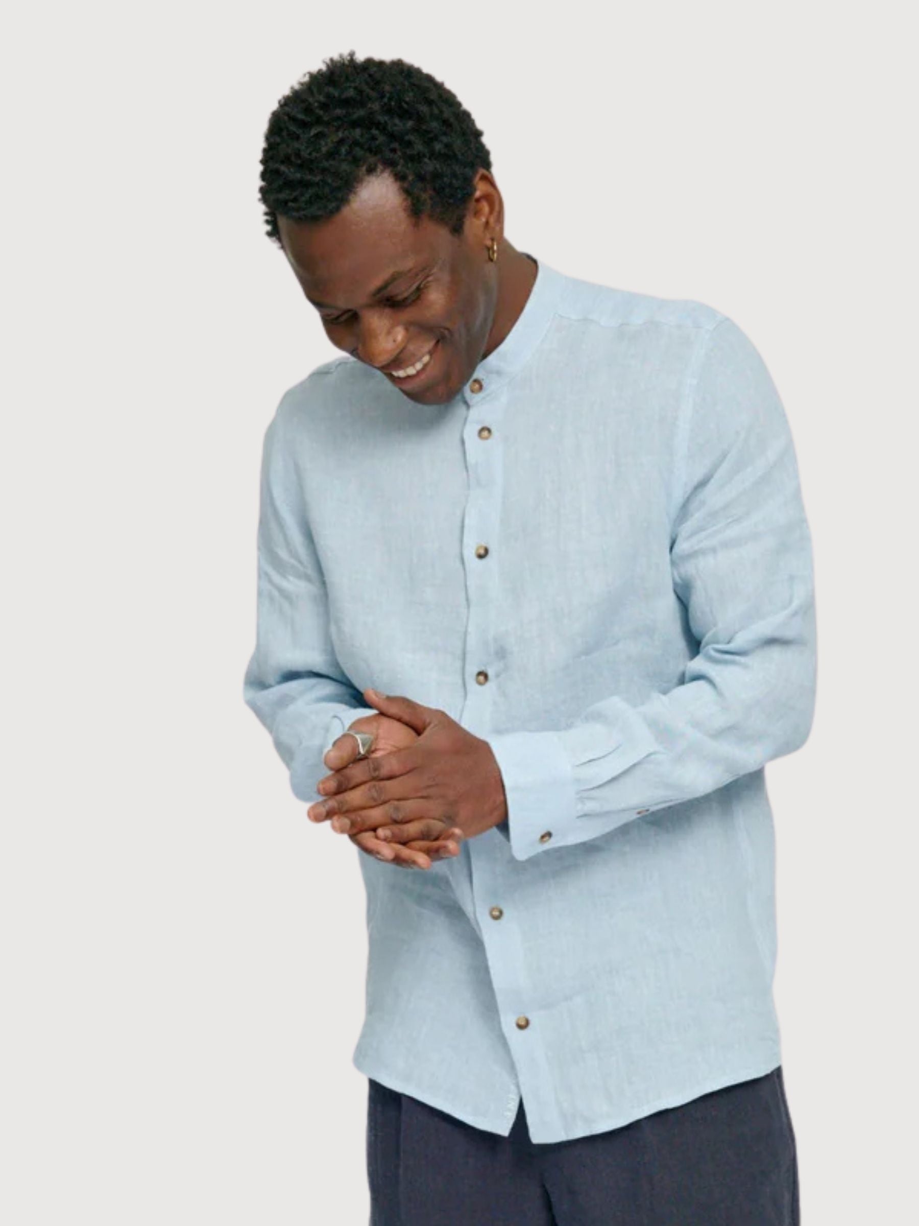 Camicia da uomo con colletto alto in lino blu pastello | Mazine