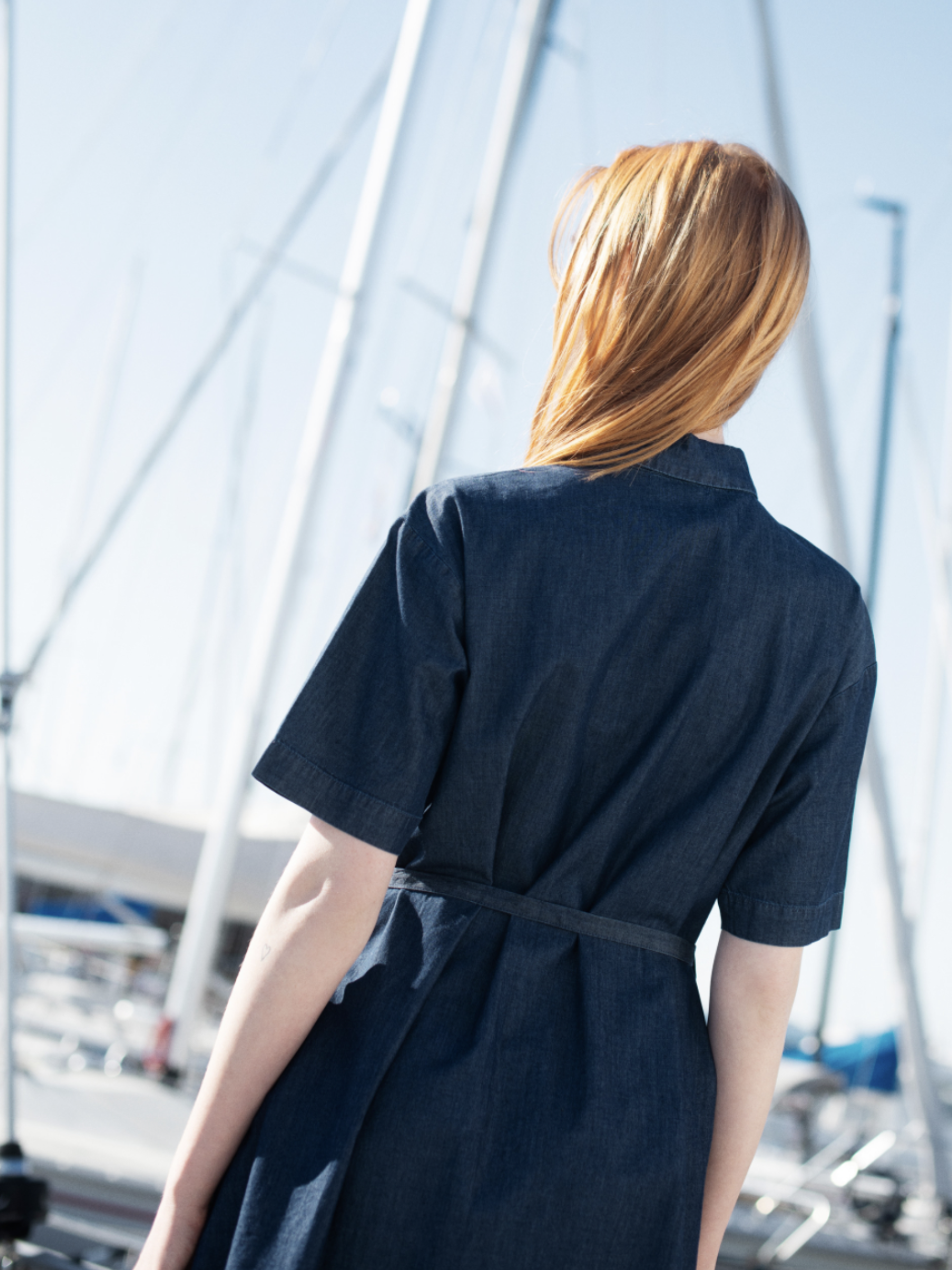 Abito camicia da donna in denim scuro di cotone biologico | SERENDIPITY