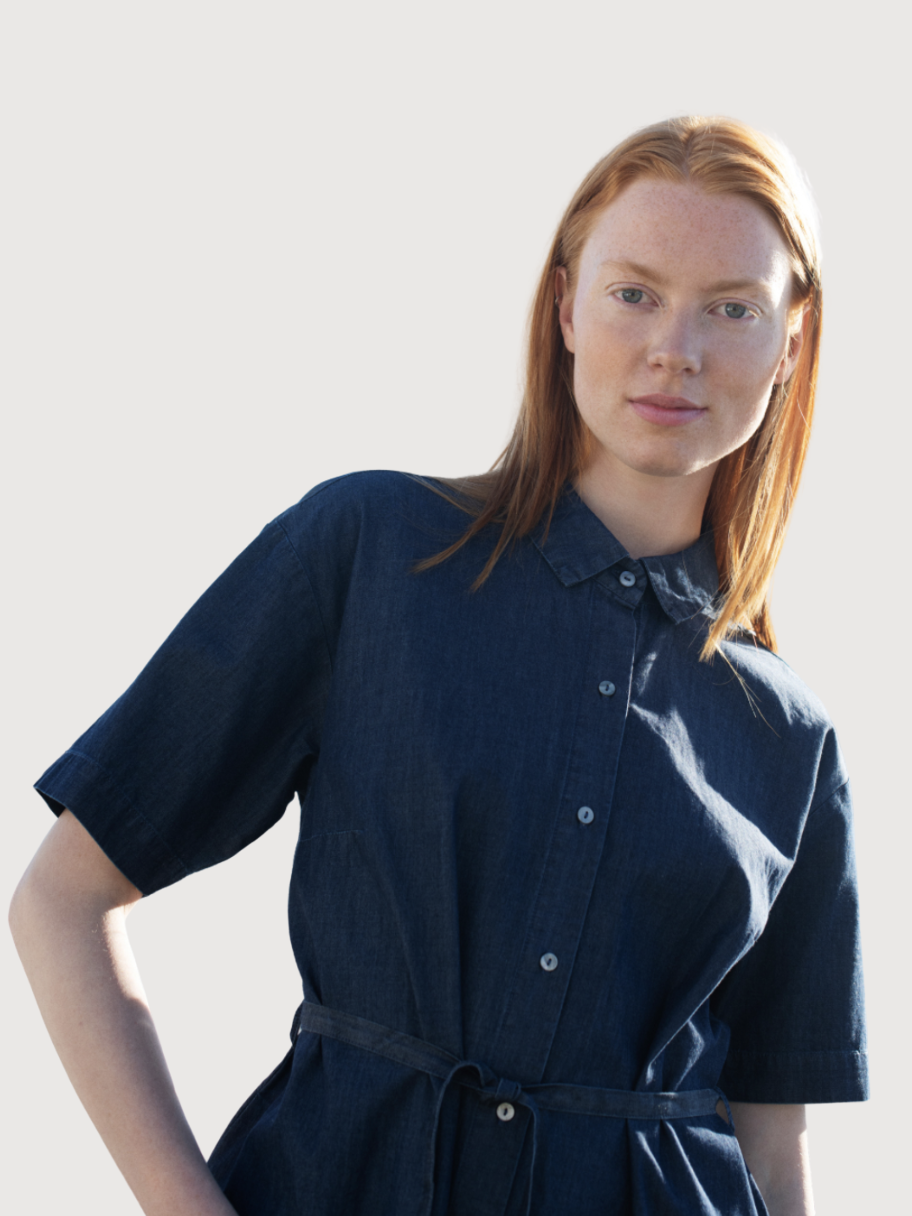 Abito camicia da donna in denim scuro di cotone biologico | SERENDIPITY