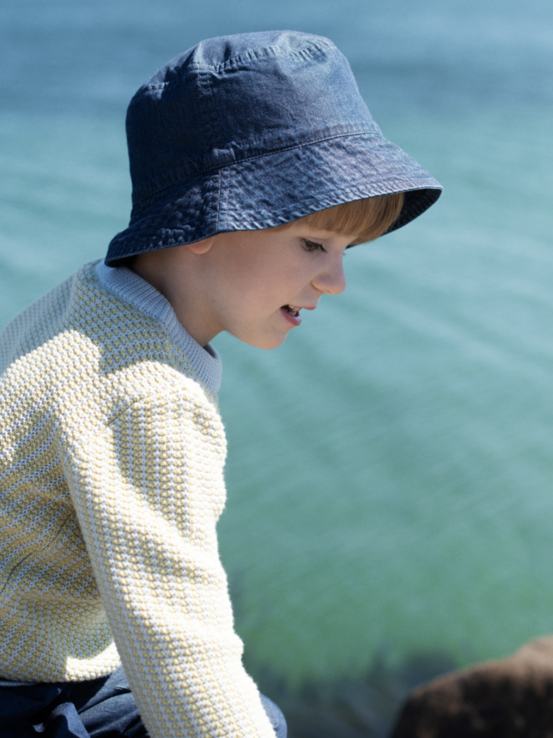 Cappello a secchiello per bambini in denim scuro di cotone biologico | SERENDIPITY