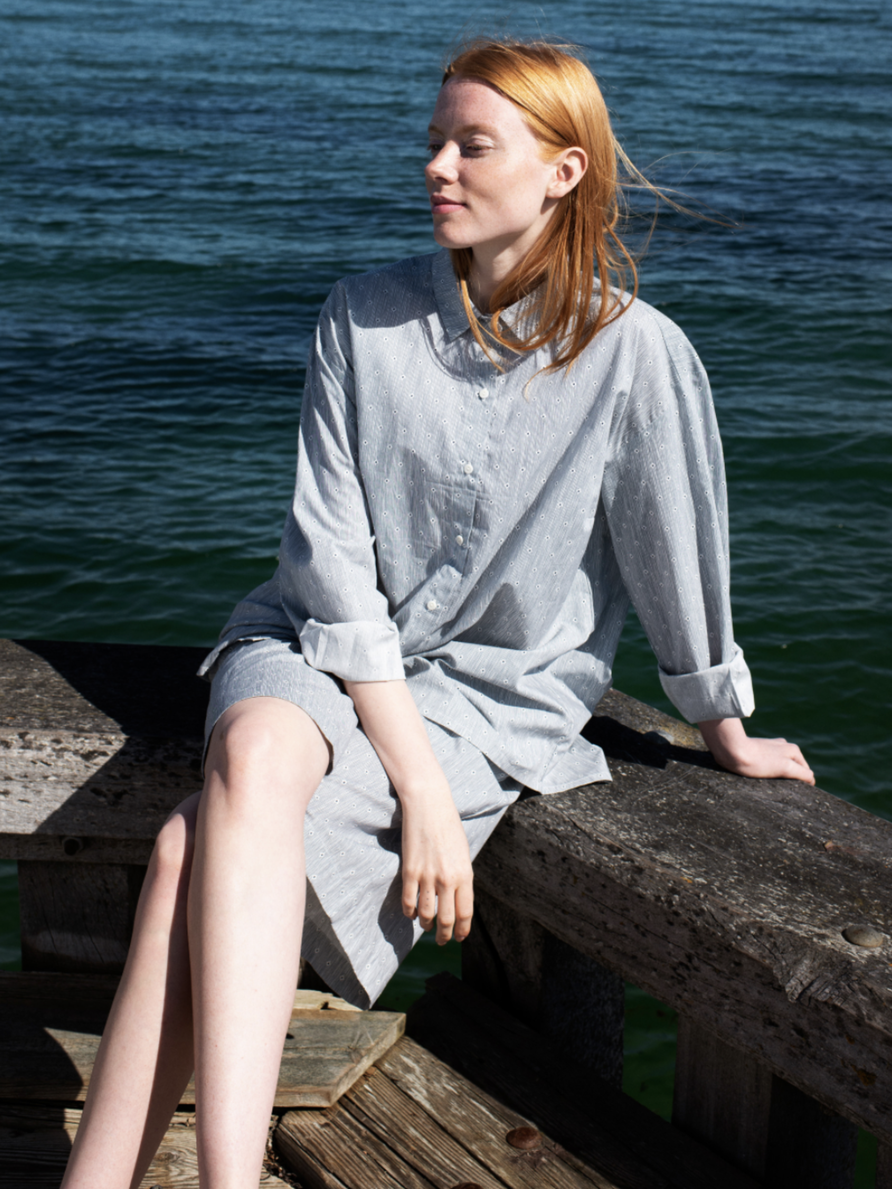 Camicia da donna ampia in cotone biologico color indaco | SERENDIPITY